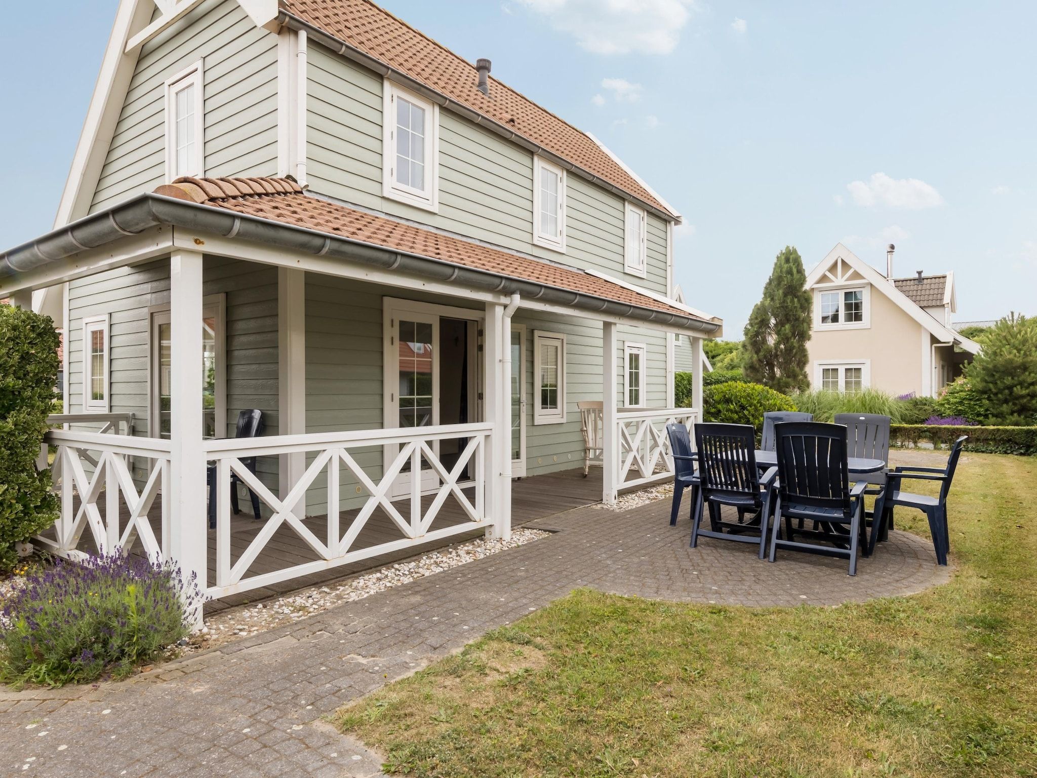 Het terras van Vakantiepark De Heeren van 's Gravensande 2 in 's-Gravenzande
