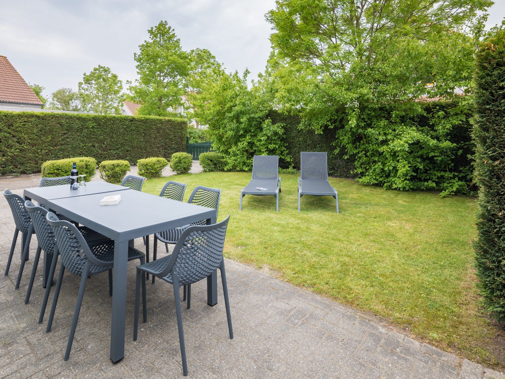 Het terras van Vakantiepark Zeebad 9 in Breskens