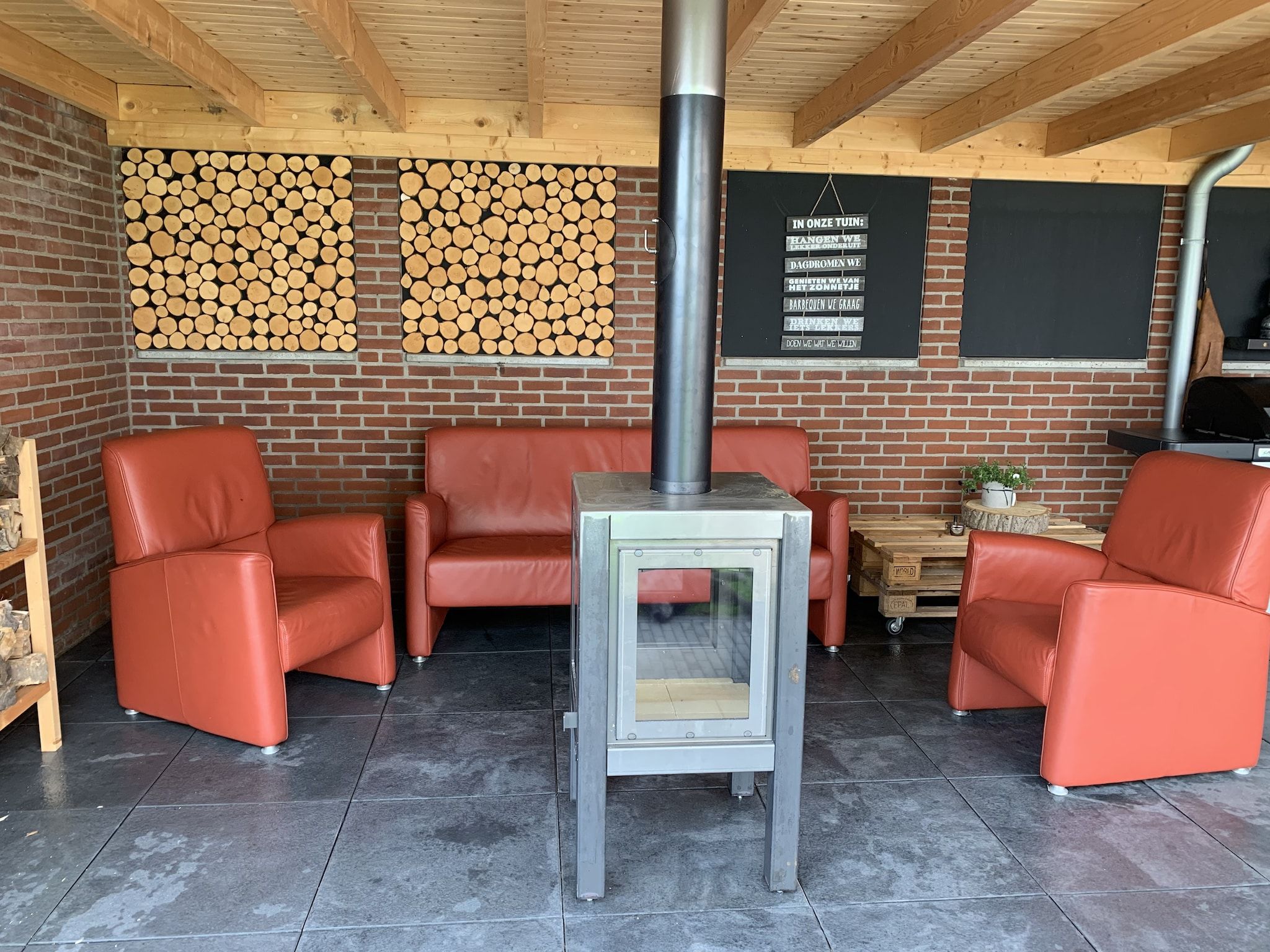 Het terras van Villa Grenszicht in Megchelen