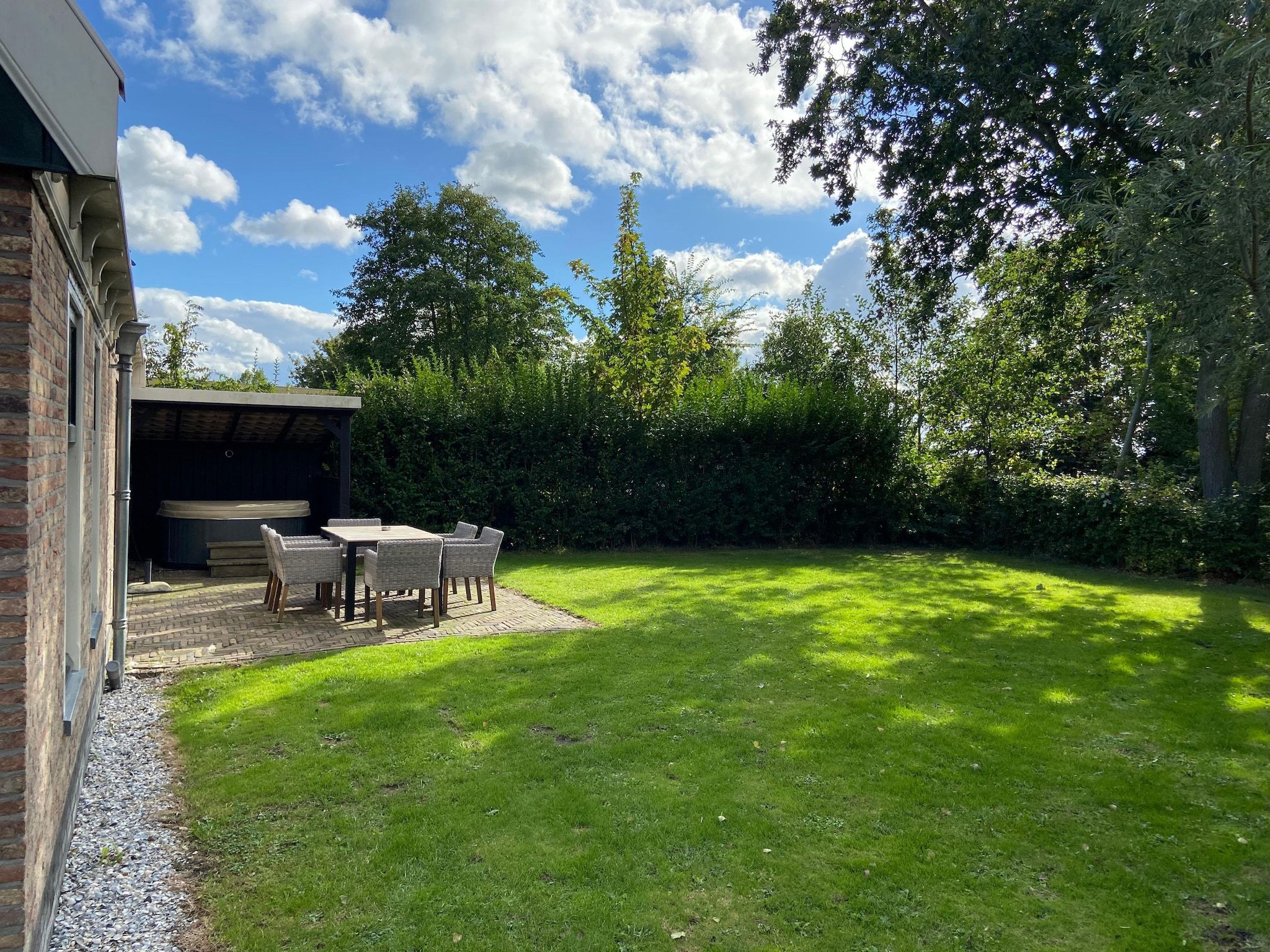 De tuin van Recreatiepark Wiringherlant - Villa 18 in Hippolytushoef