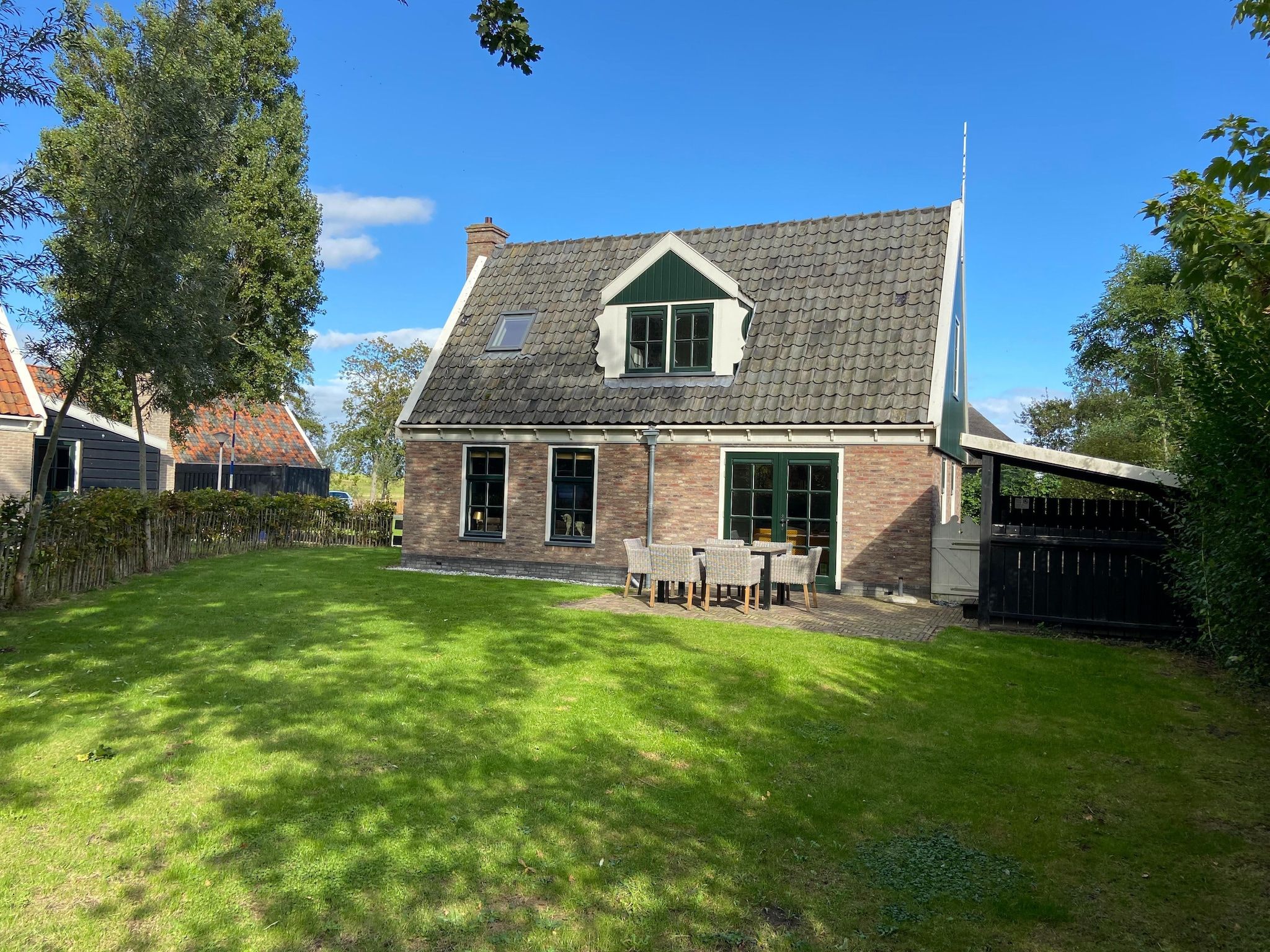 De buitenkant van Recreatiepark Wiringherlant - Villa 18 in Hippolytushoef