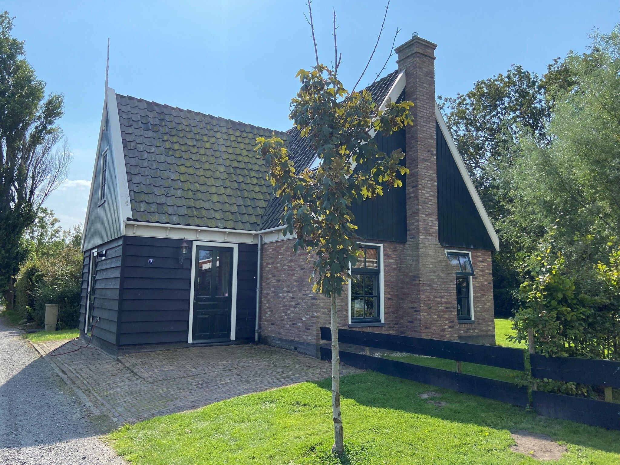 De buitenkant van Recreatiepark Wiringherlant - Villa 18 in Hippolytushoef
