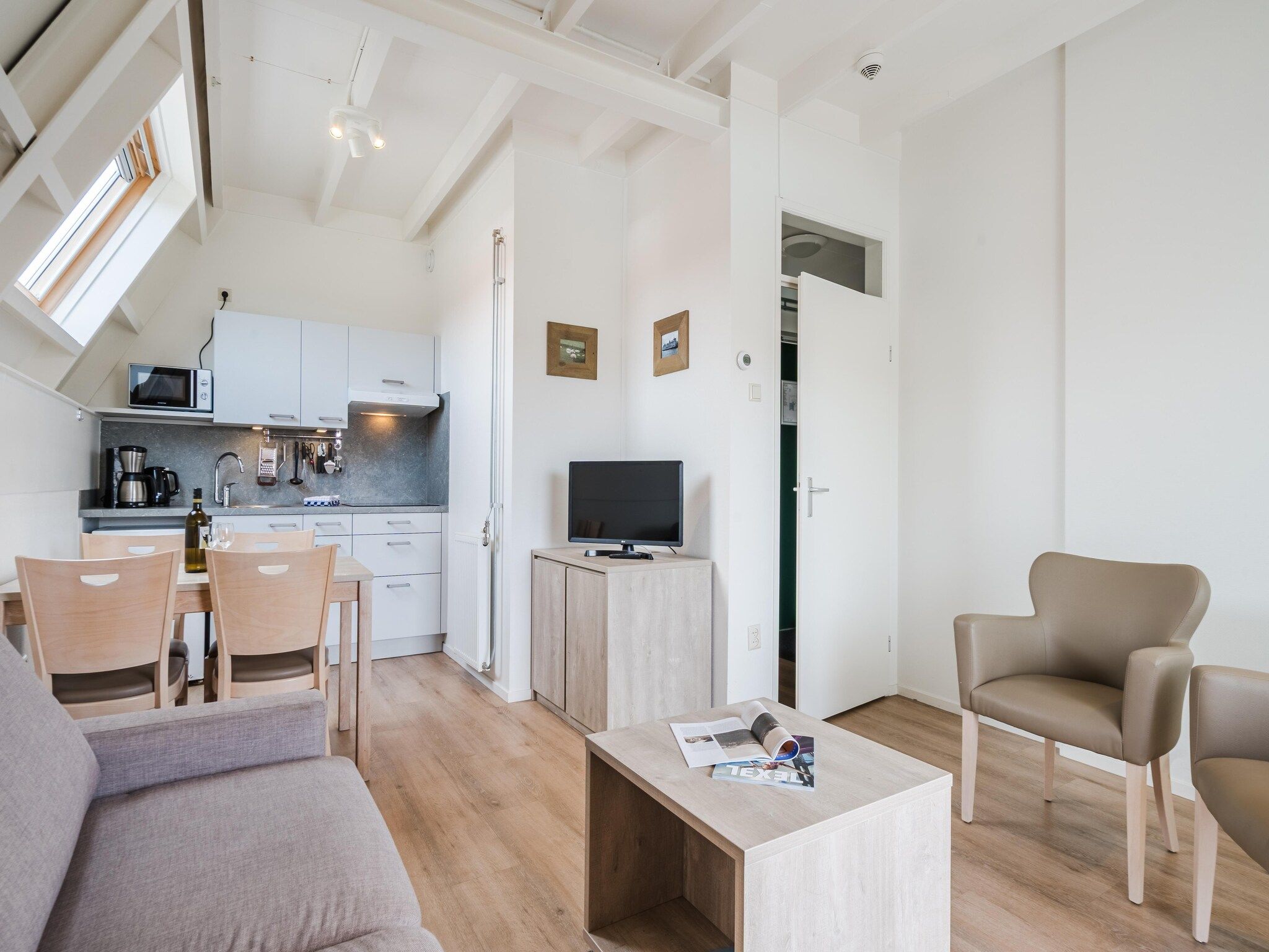 De woonkamer van Bosch en Zee 1 in De Koog Texel