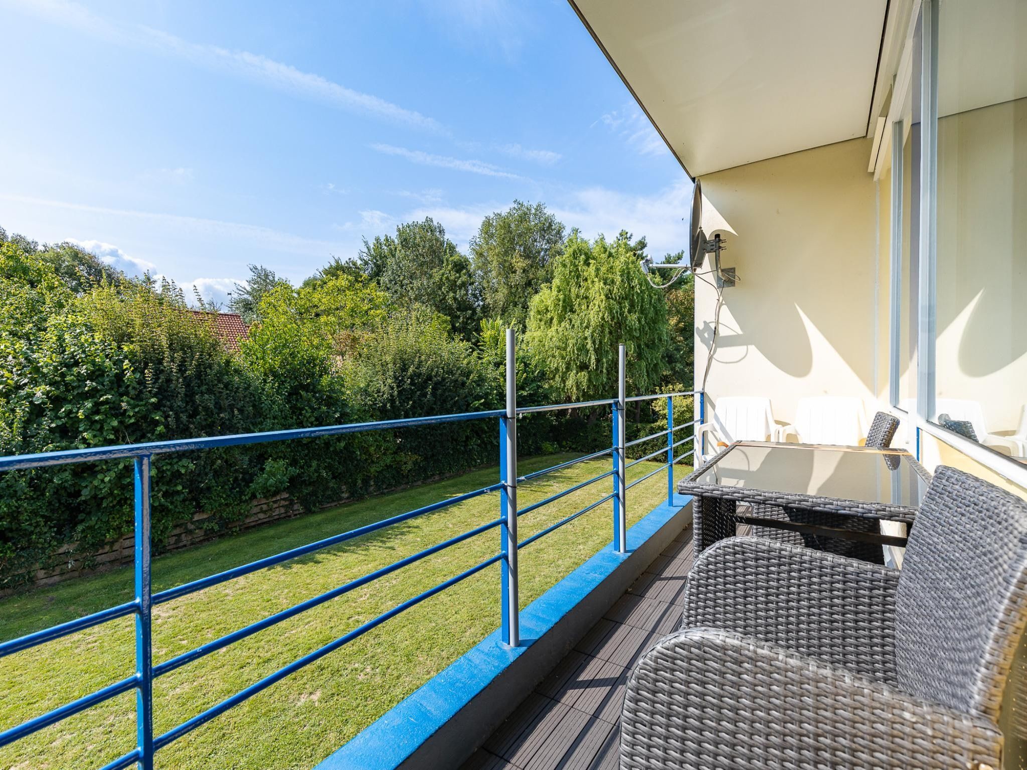 Het terras van Appartement Burg van Woelderenlaan in Vlissingen