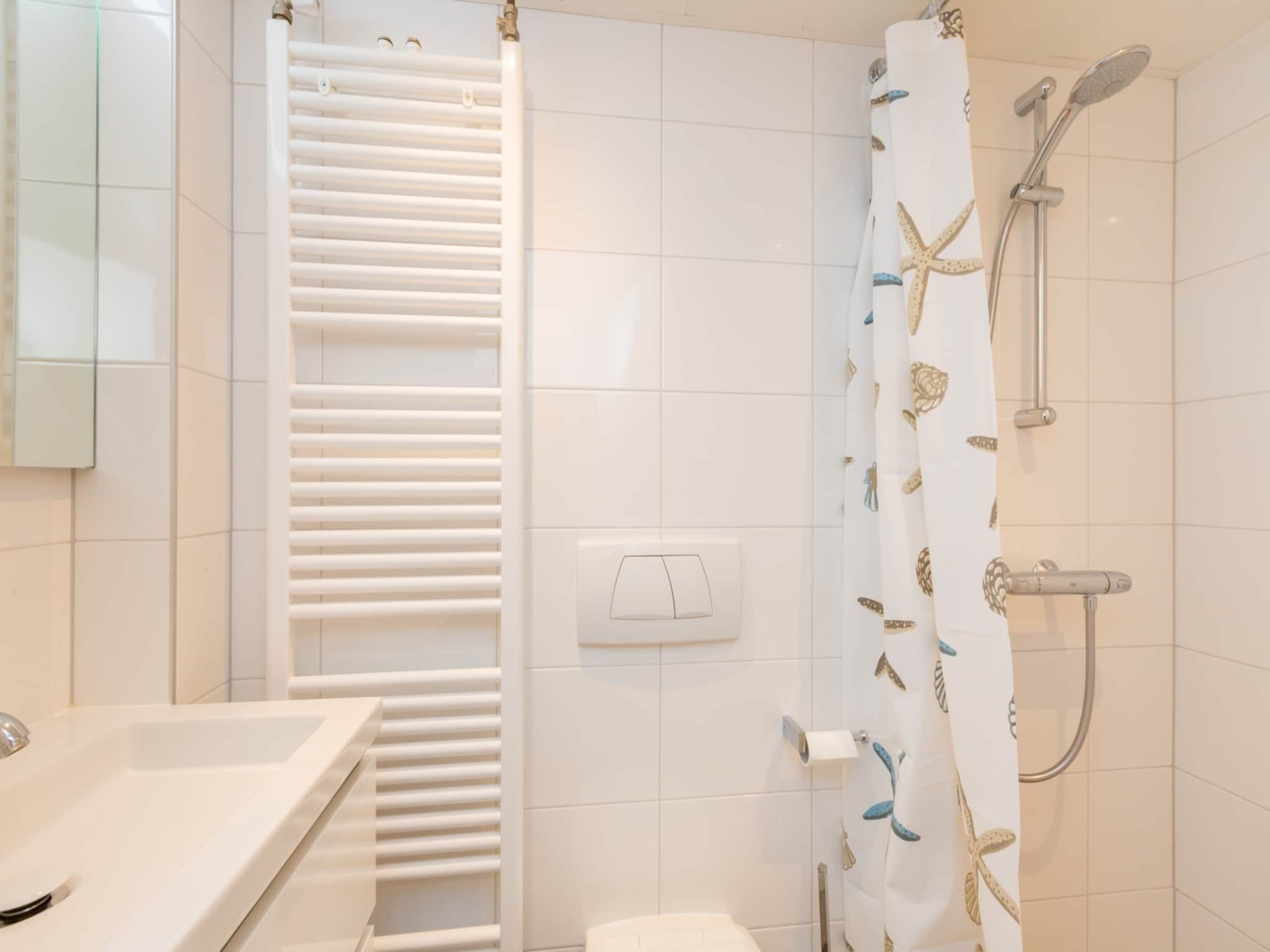 De badkamer van Kurhaus- appartement 5 Zoutelande in Zoutelande