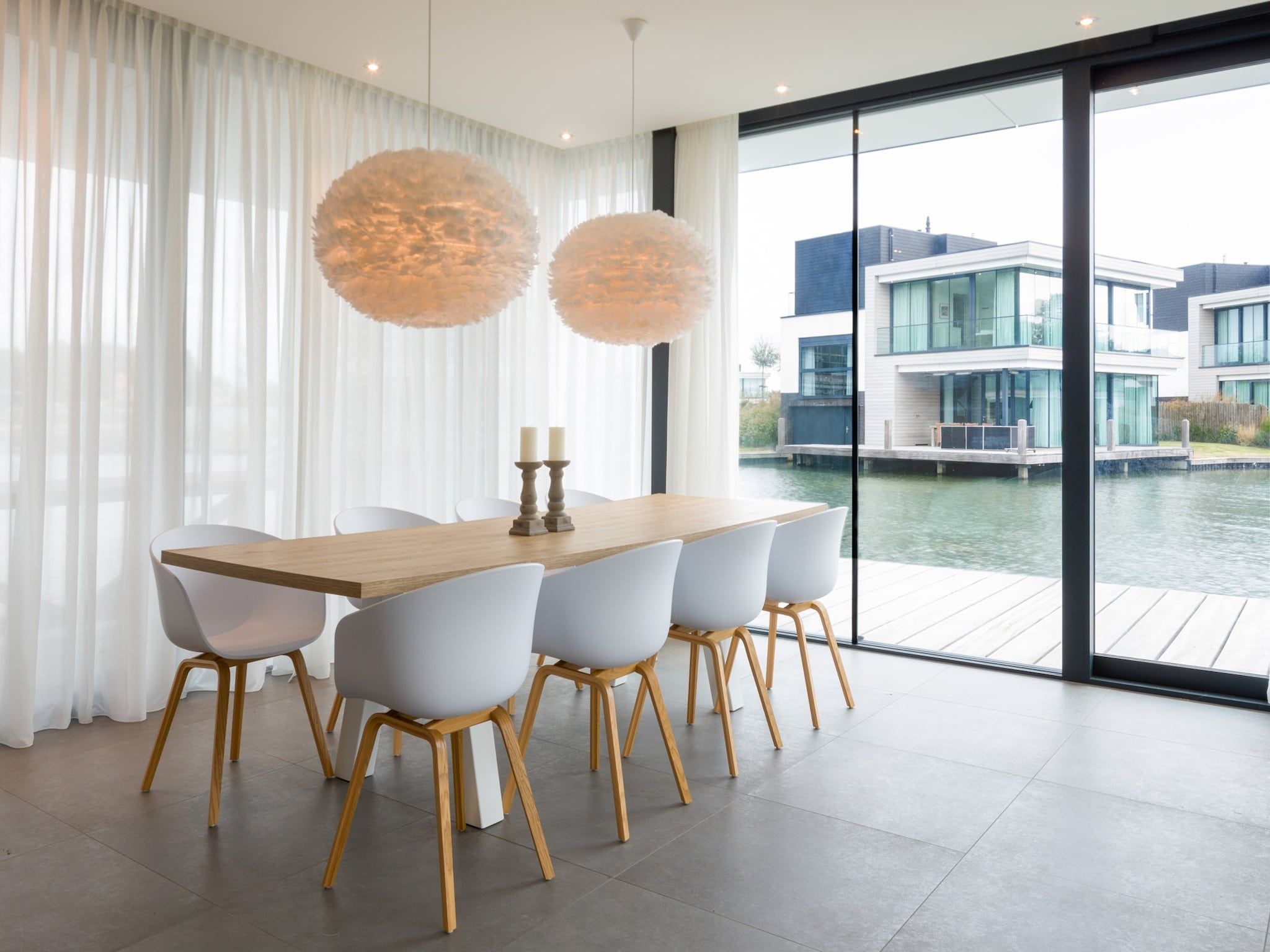 De woonkamer van Harbour Village 1 in Arnemuiden