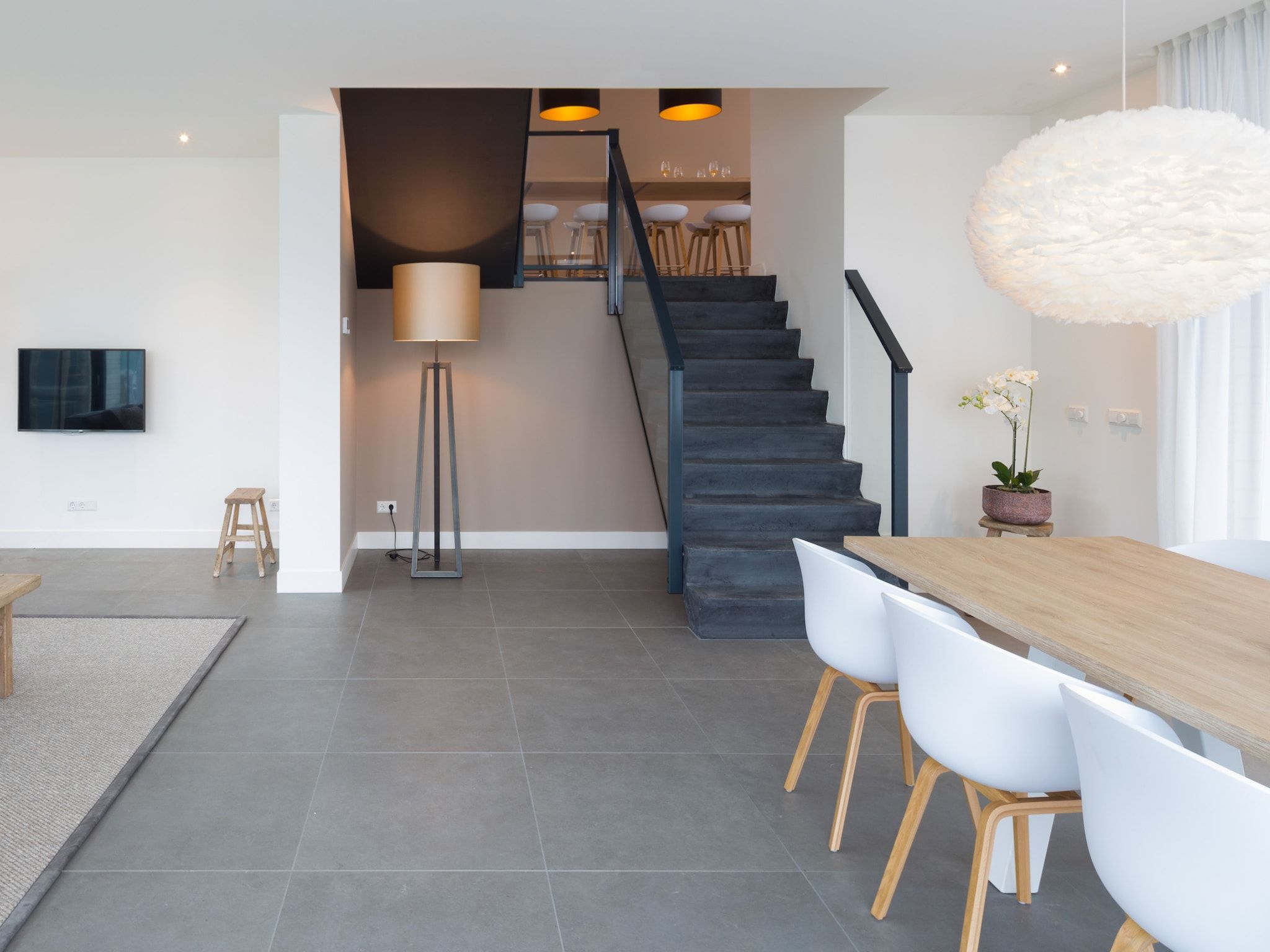 De woonkamer van Harbour Village 1 in Arnemuiden