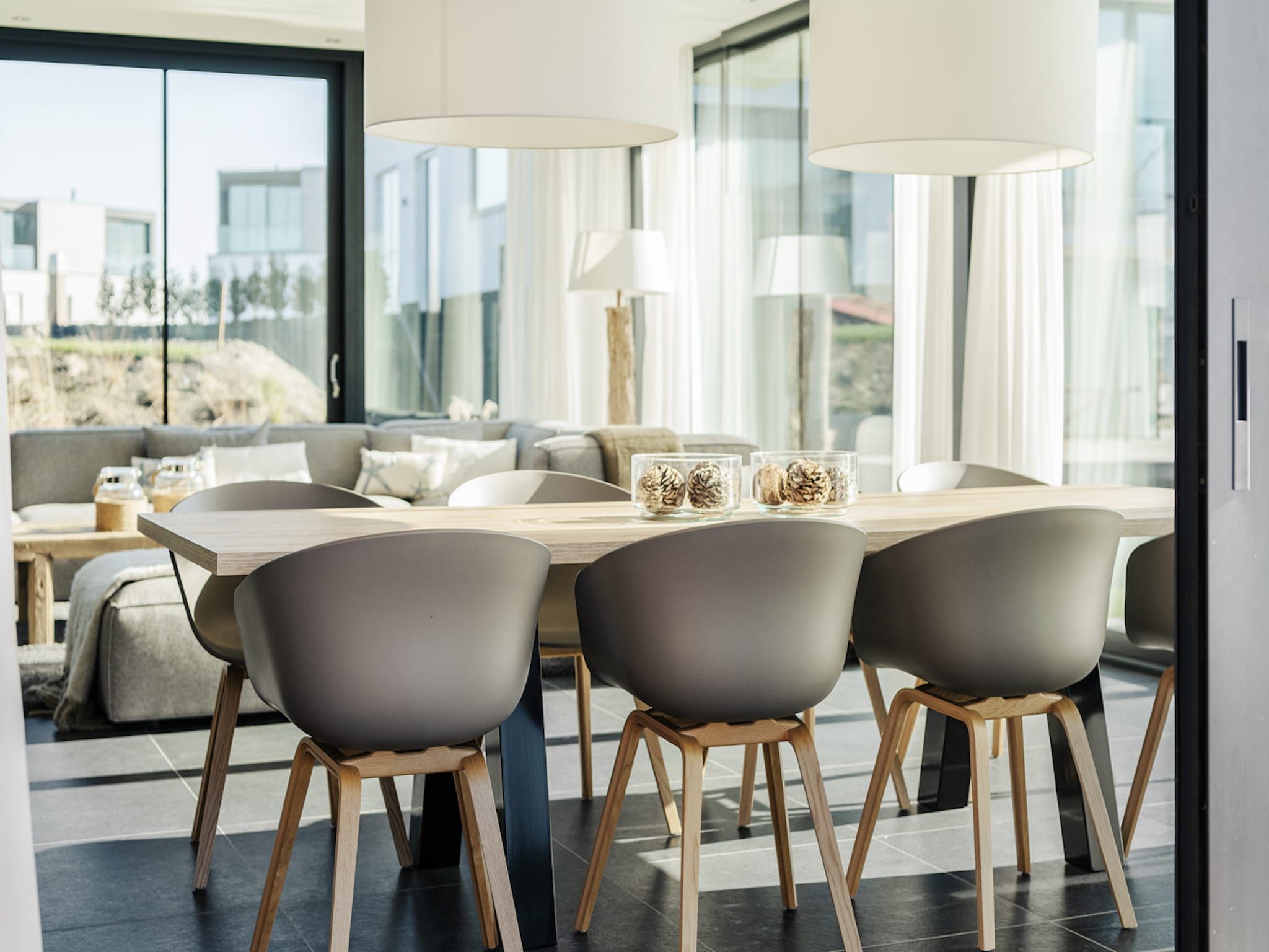 De woonkamer van Harbour Village 1 in Arnemuiden