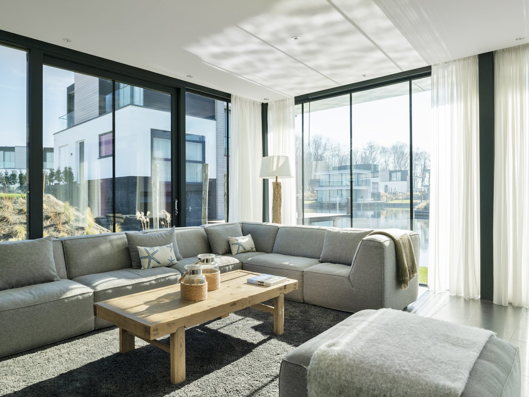 De woonkamer van Harbour Village 1 in Arnemuiden