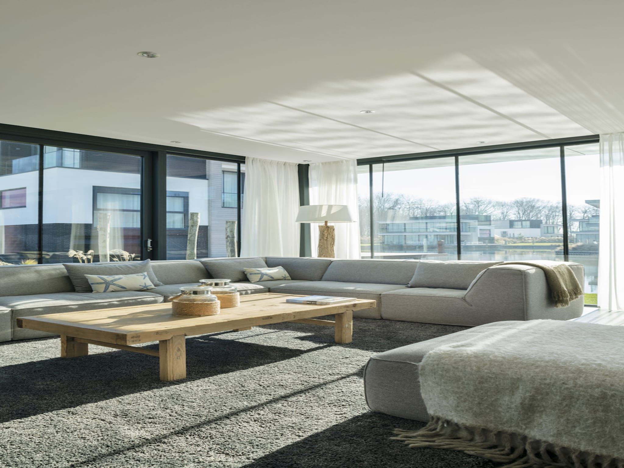 De woonkamer van Harbour Village 1 in Arnemuiden