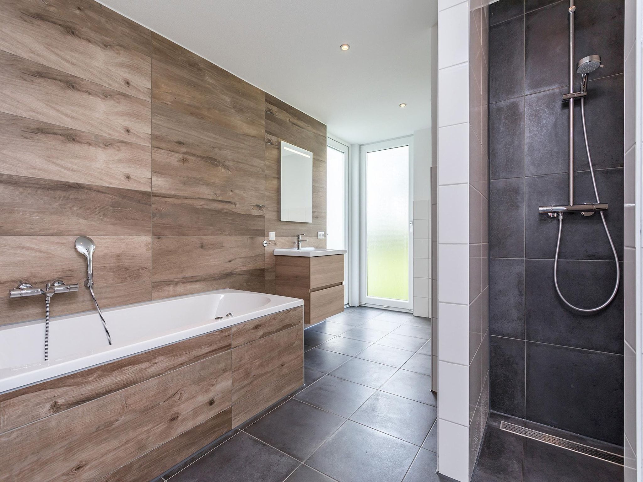 De badkamer van Buitenhof De Leistert 25 in Roggel