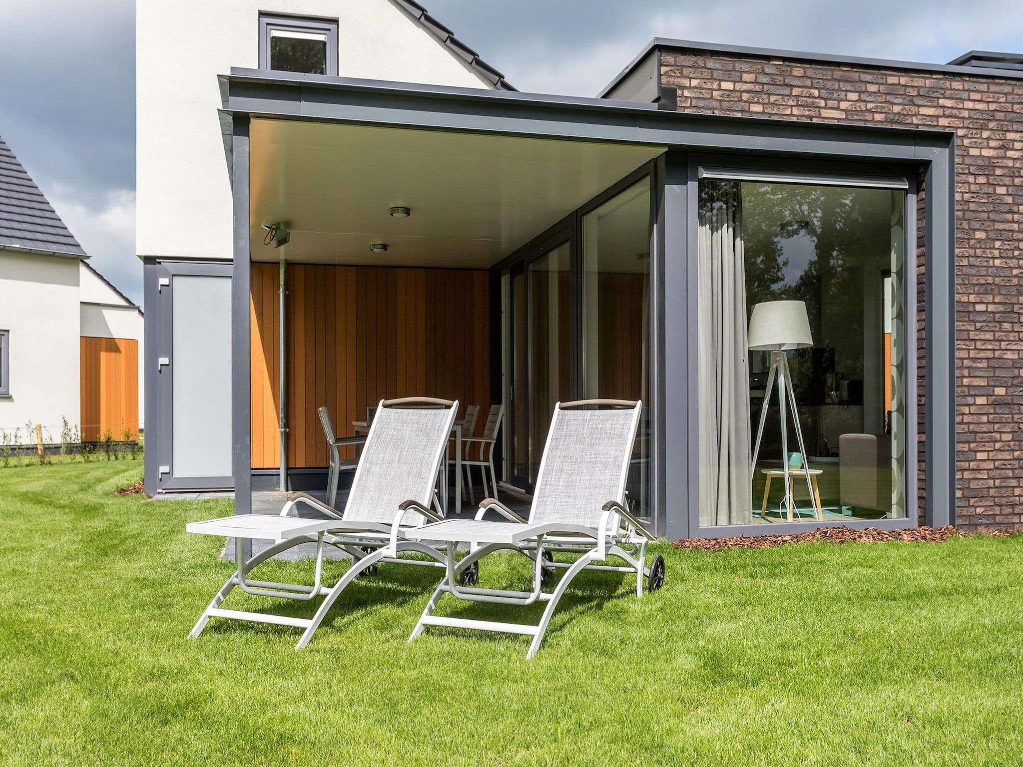 Het terras van Buitenhof De Leistert 25 in Roggel