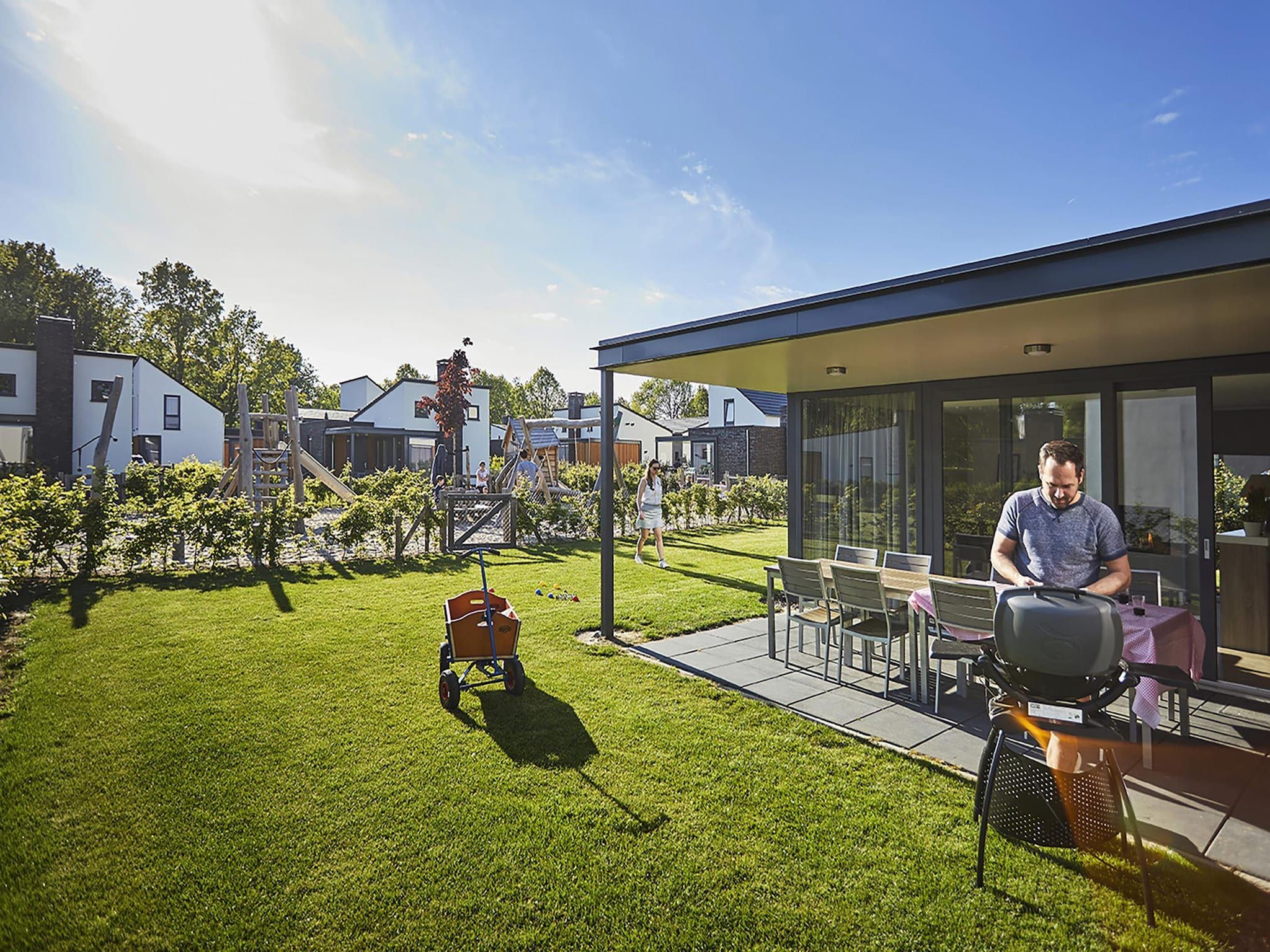 Het terras van Buitenhof De Leistert 27 in Roggel