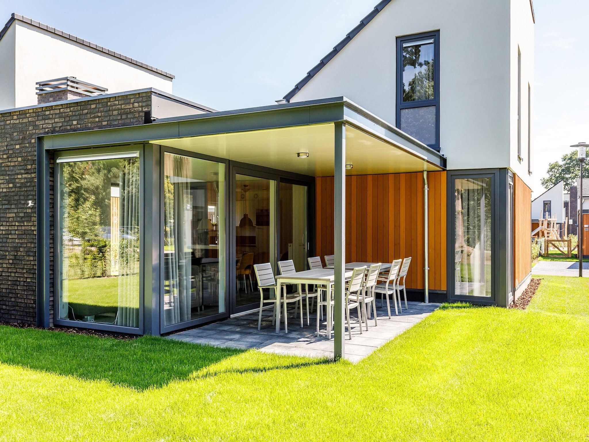 Het terras van Buitenhof De Leistert 27 in Roggel