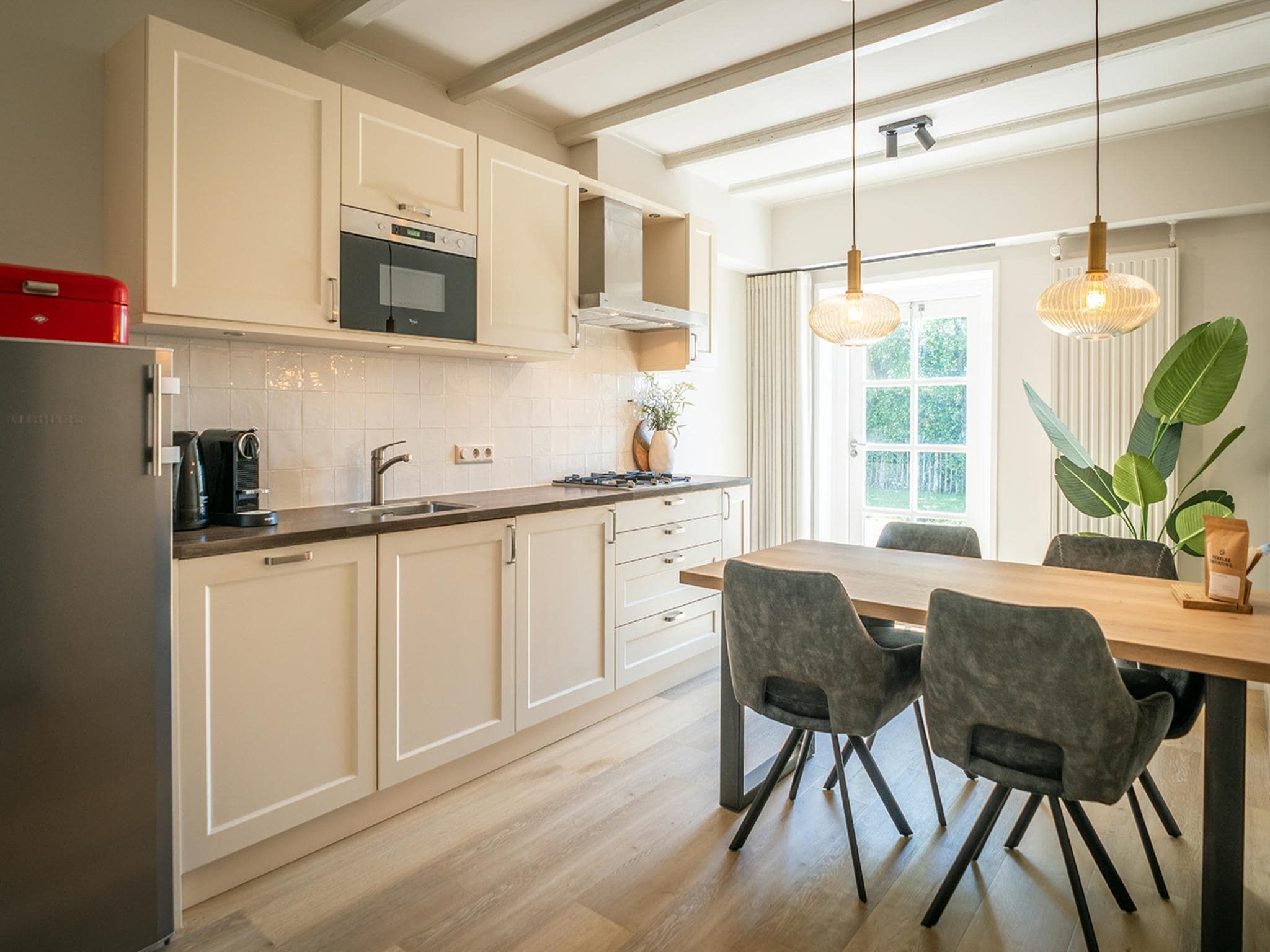 De eetkamer van App Hoeve Holland S5 in De Cocksdorp Texel