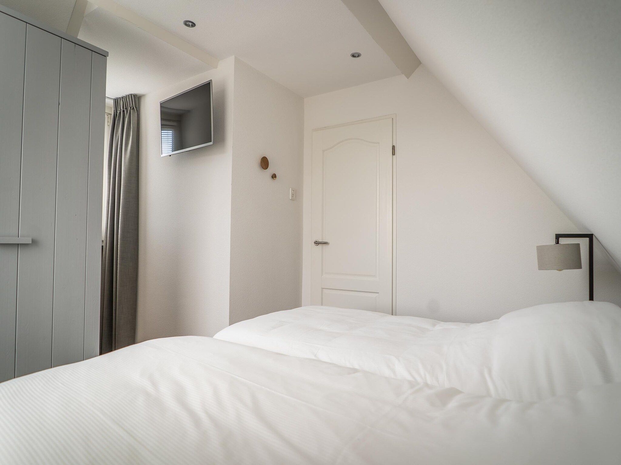 Een slaapkamer van Bungalow Roggesloot A-8a in De Cocksdorp Texel