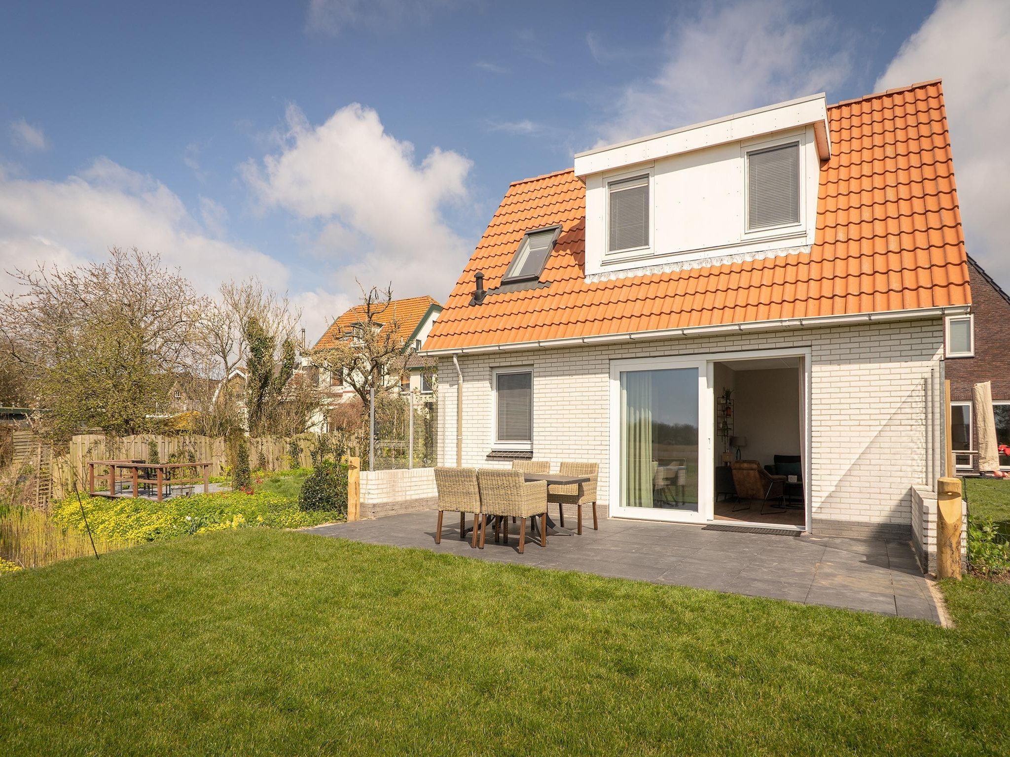 De buitenkant van Bungalow Roggesloot A-8a in De Cocksdorp Texel