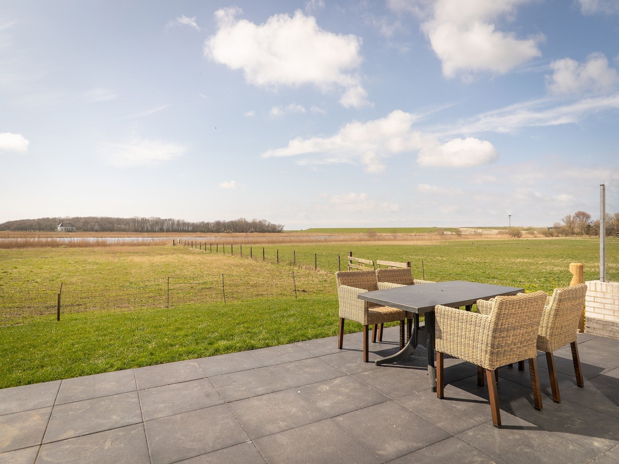 Het terras van Bungalow Roggesloot A-8a in De Cocksdorp Texel