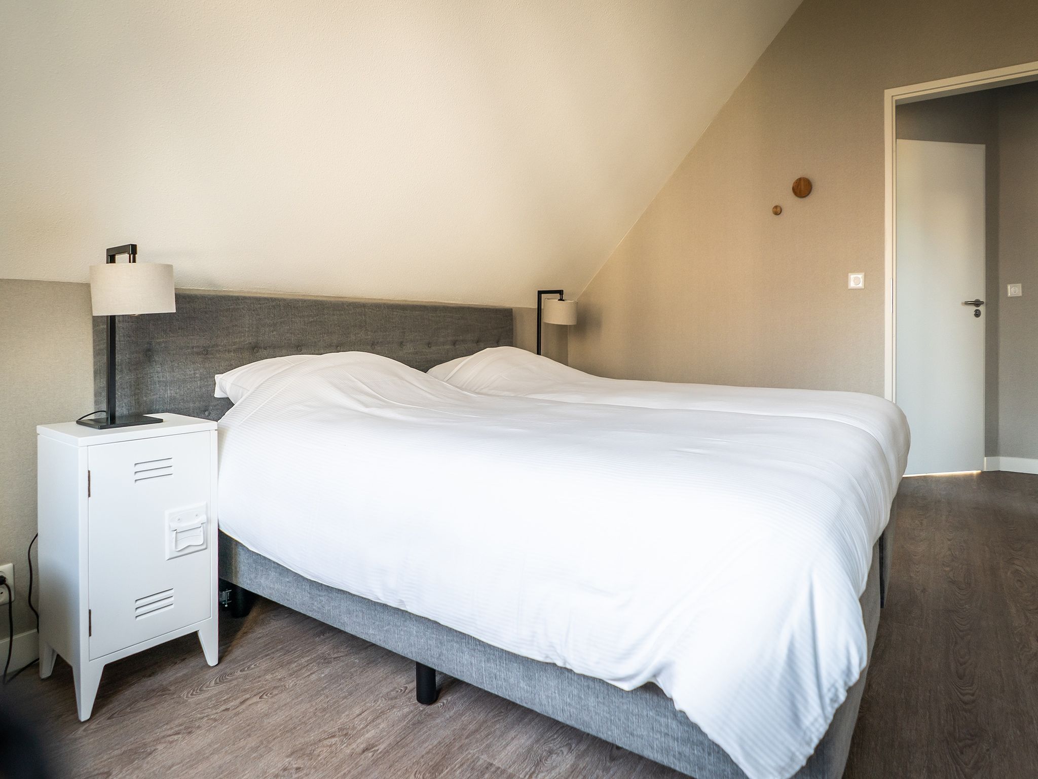 Een slaapkamer van Hodshonstraat B-12 in De Cocksdorp