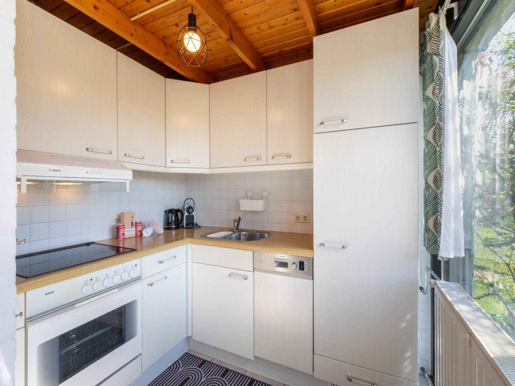De keuken van De Haaijmanweg 5 in Burgh-Haamstede