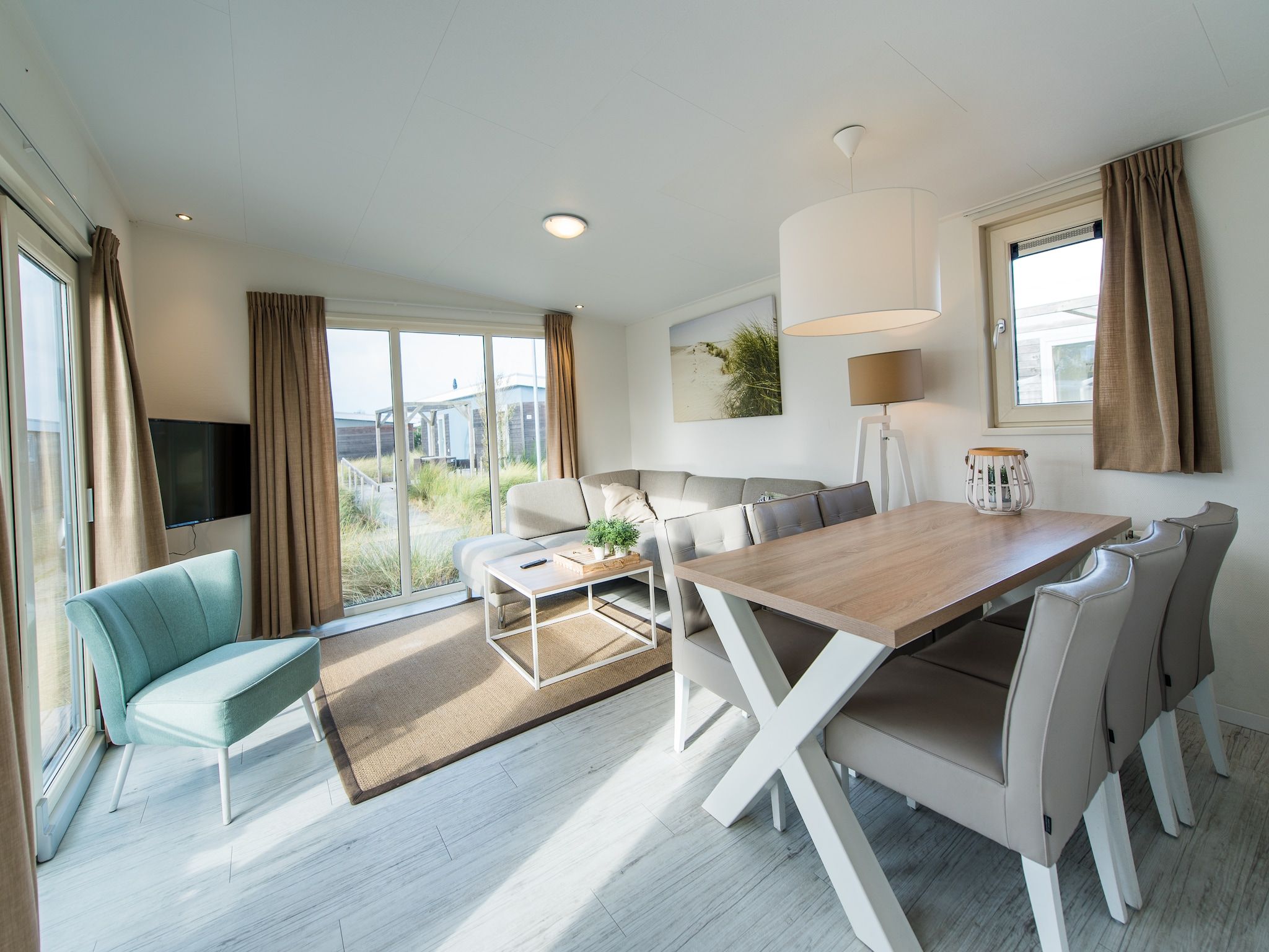 De eetkamer van Vakantiepark Boomhiemke 14 in Hollum