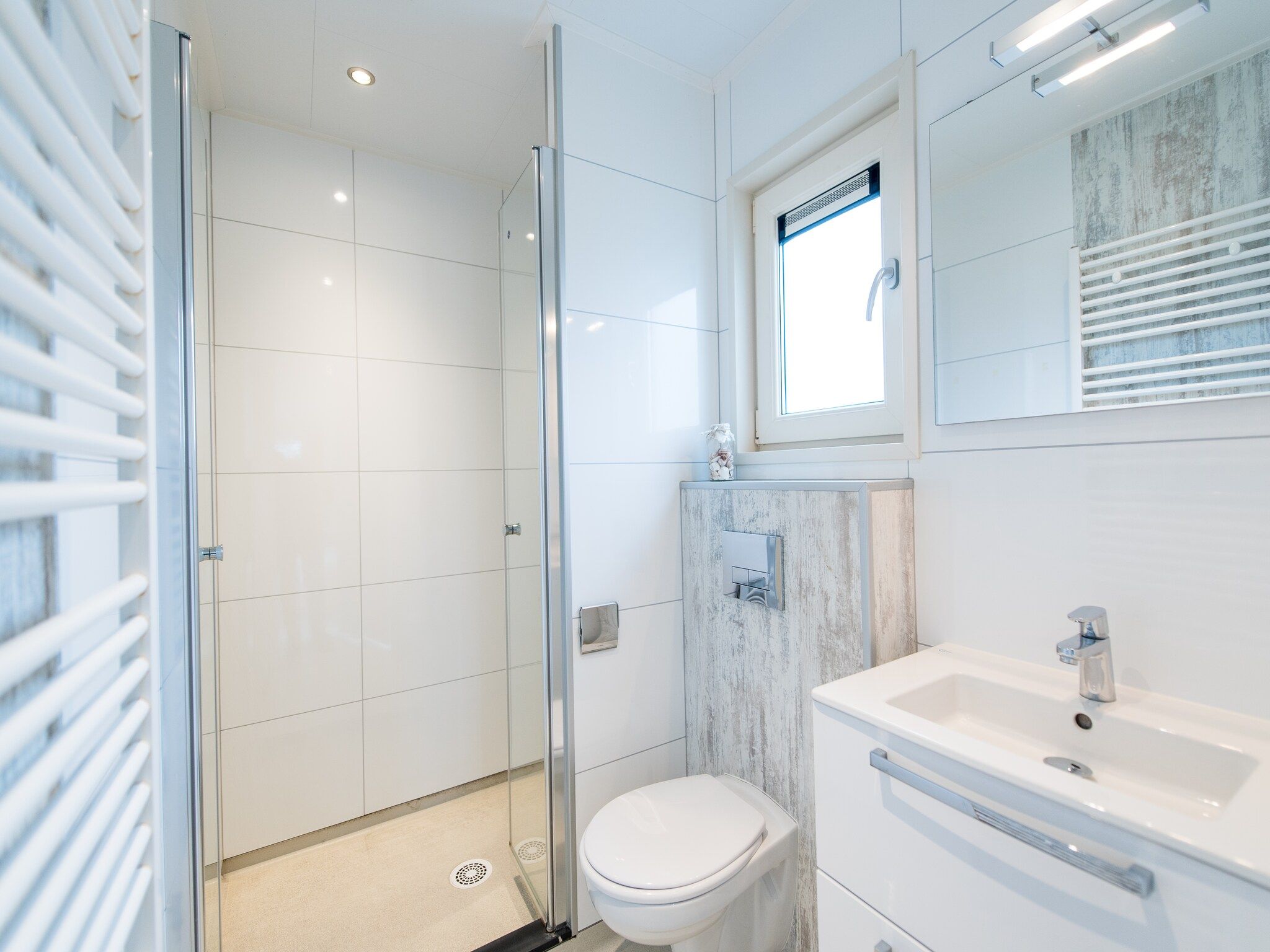 De badkamer van Vakantiepark Boomhiemke 14 in Hollum