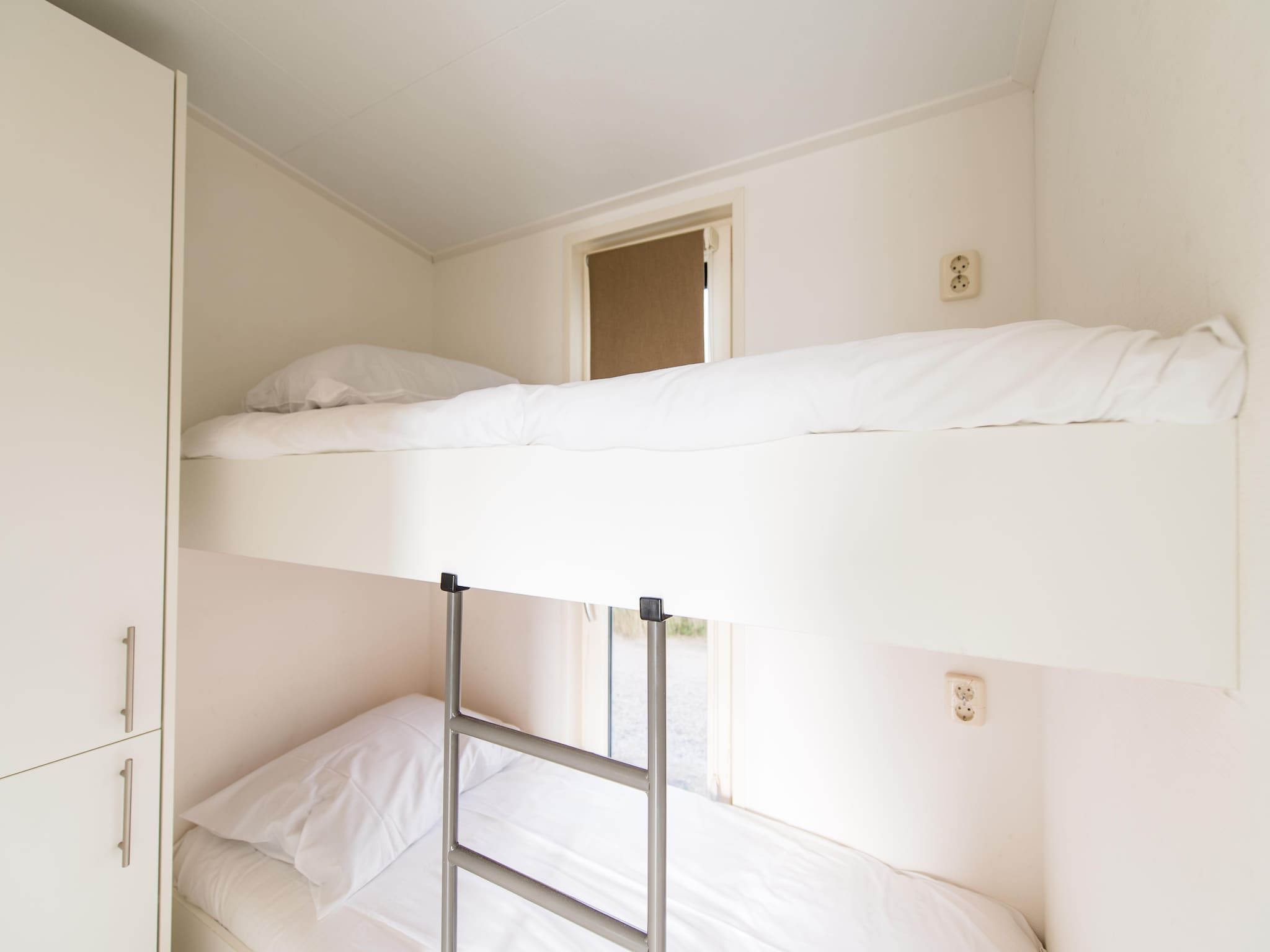 Een slaapkamer van Vakantiepark Boomhiemke 14 in Hollum