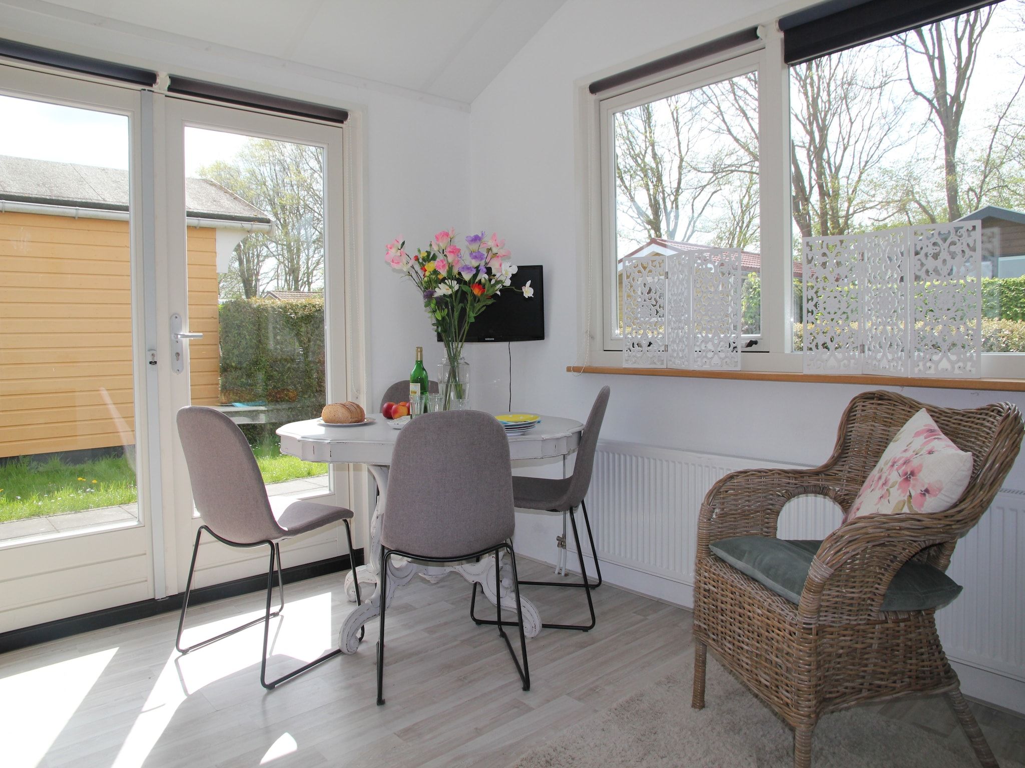 De eetkamer van Landelijk bij Zee in Warmenhuizen