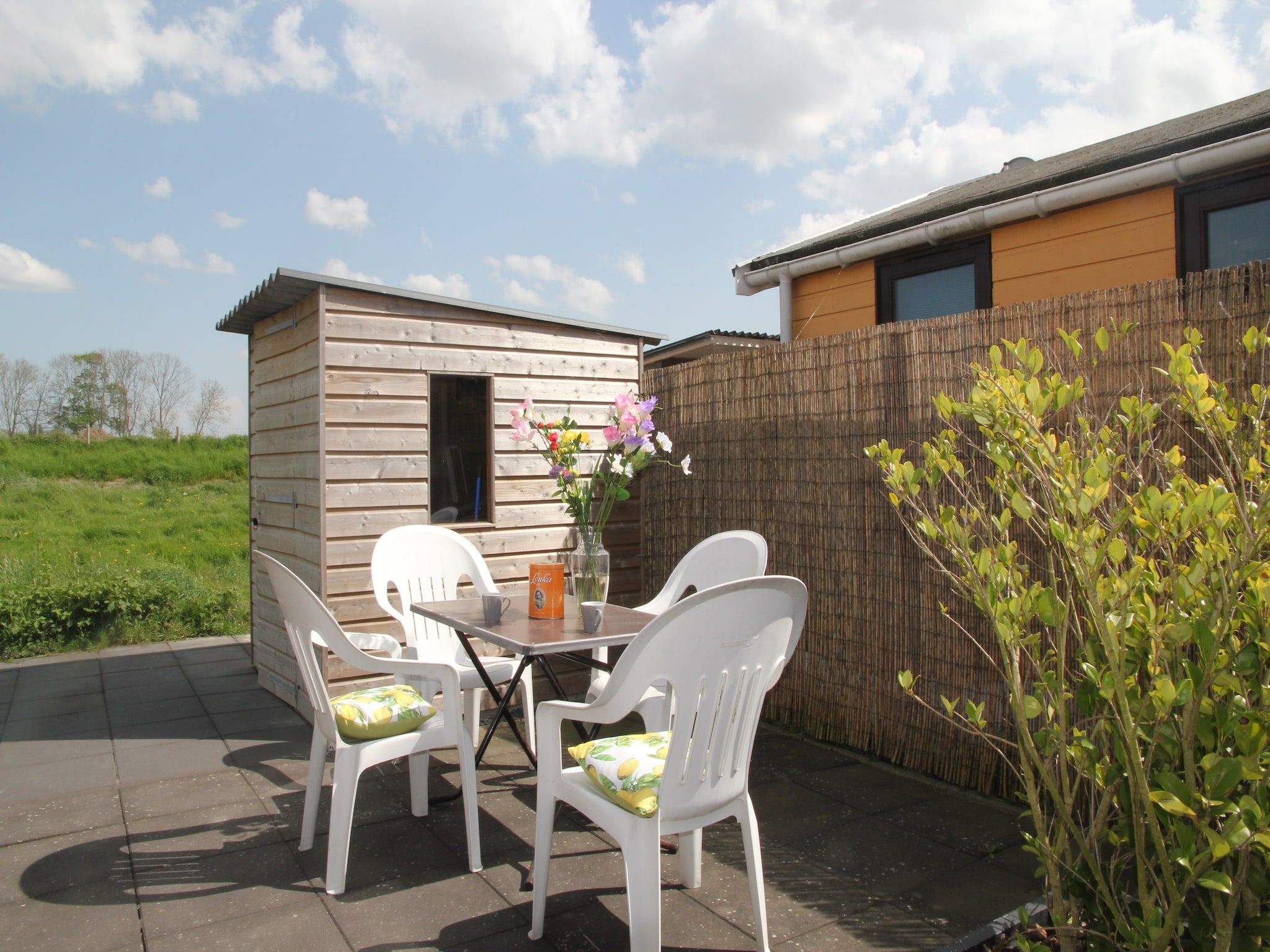 Het terras van Landelijk bij Zee in Warmenhuizen