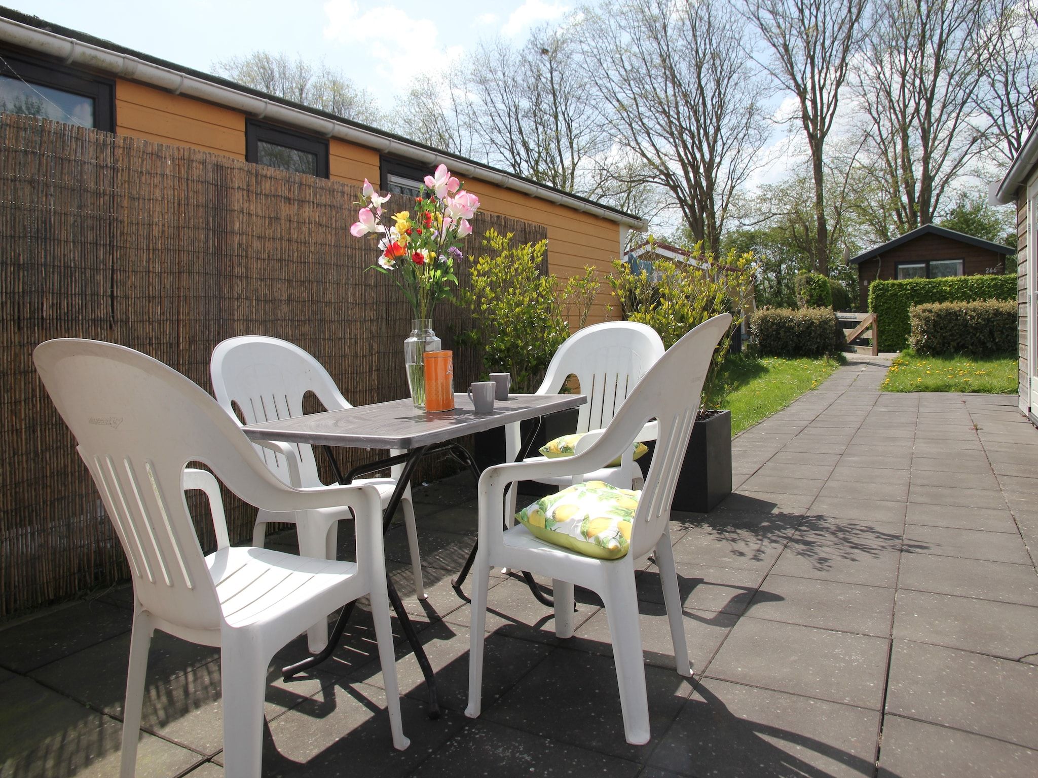 Het terras van Landelijk bij Zee in Warmenhuizen