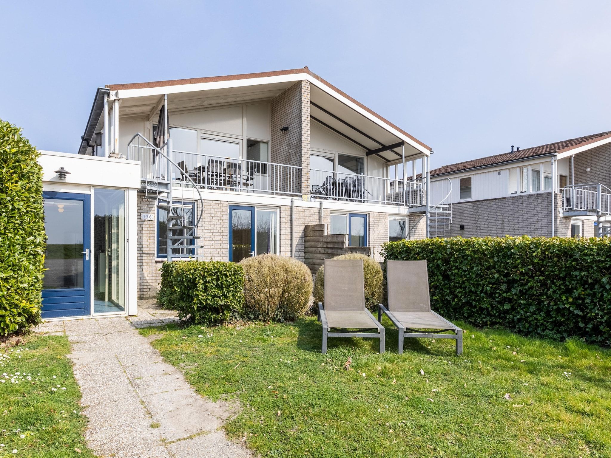 De buitenkant van Roompot Beach Resort 21 in Kamperland