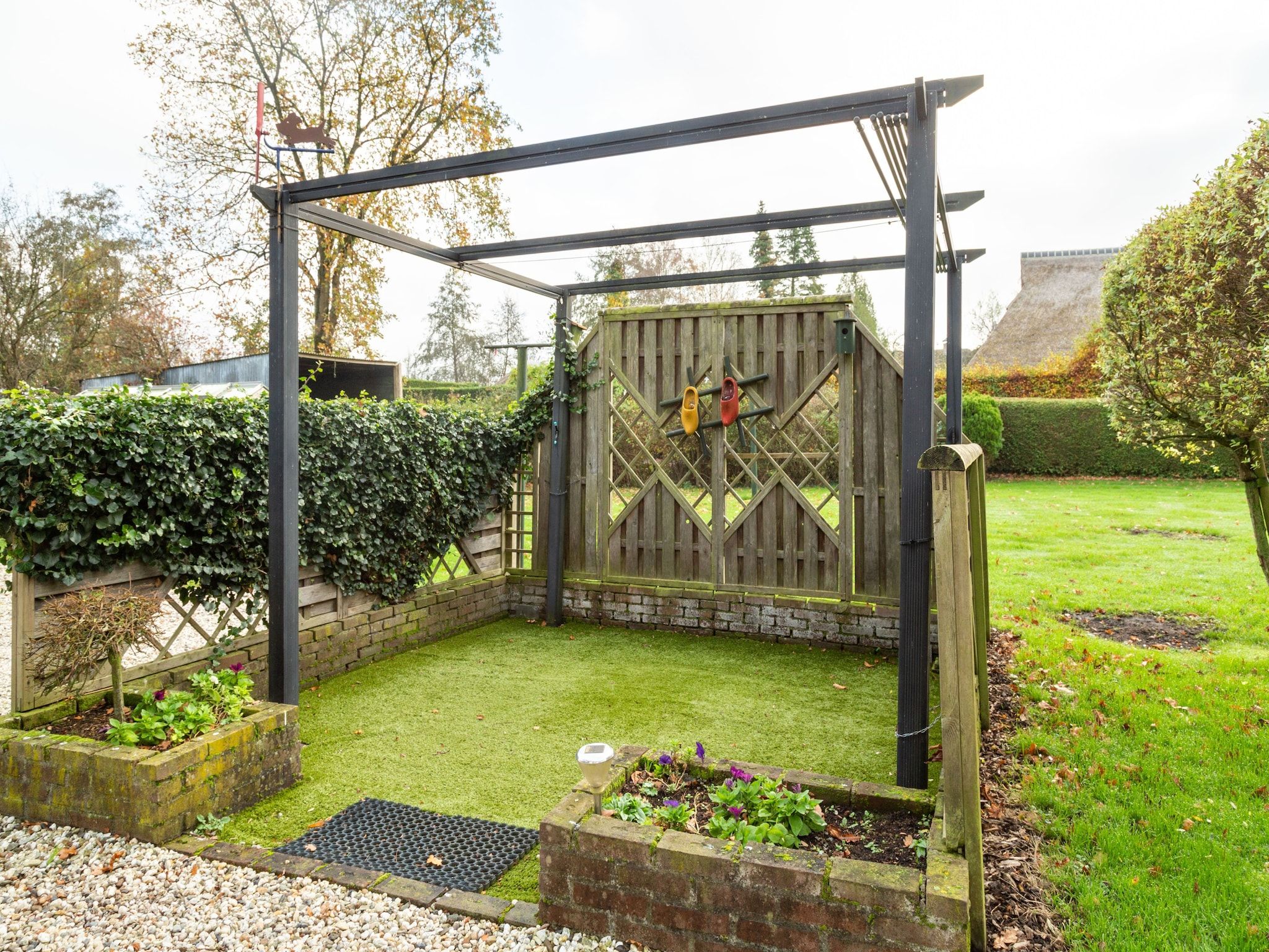 De tuin van Aan de dwarsgracht in Giethoorn