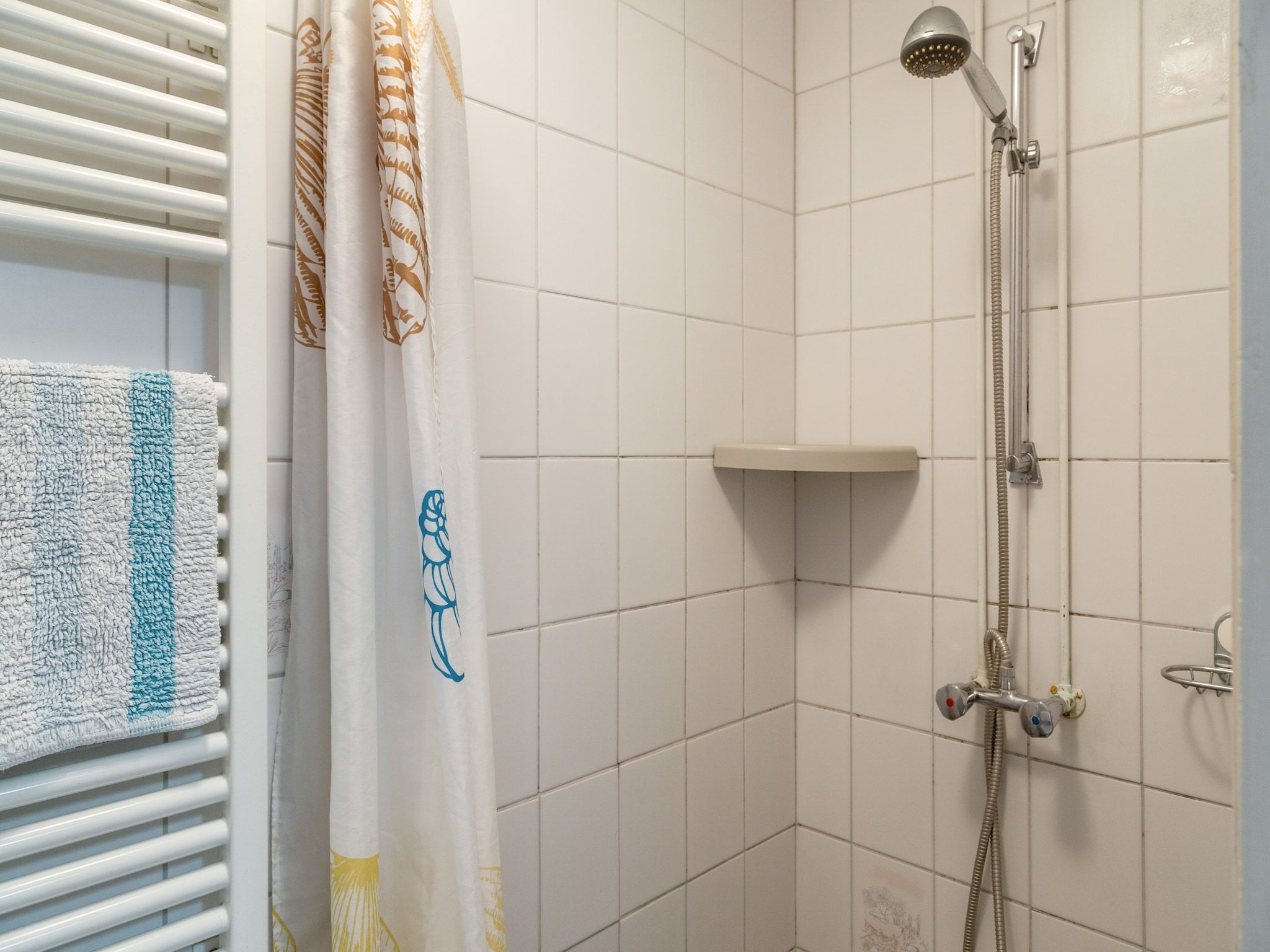 De badkamer van Aan de dwarsgracht in Giethoorn