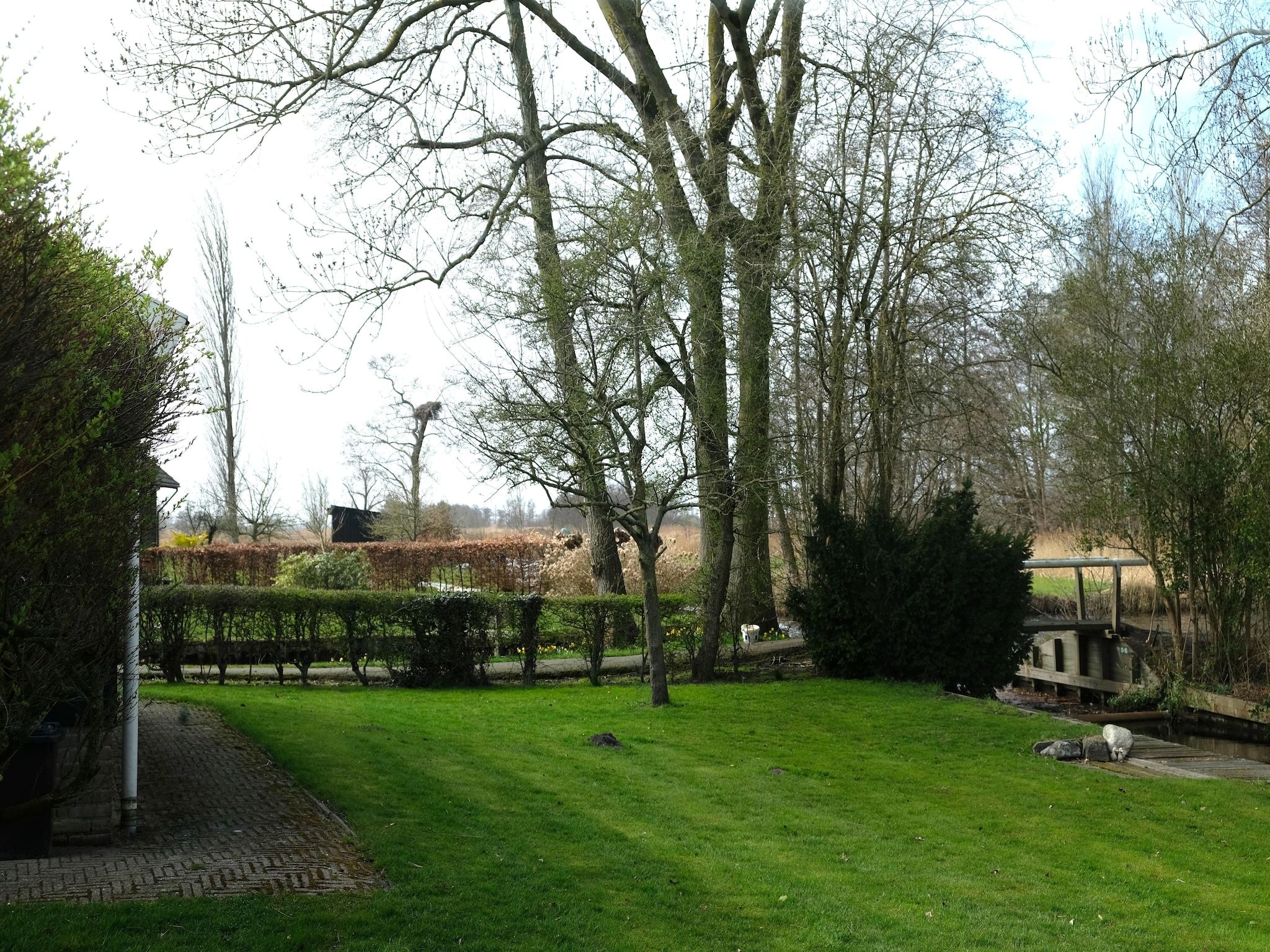 De tuin van Aan de dwarsgracht in Giethoorn