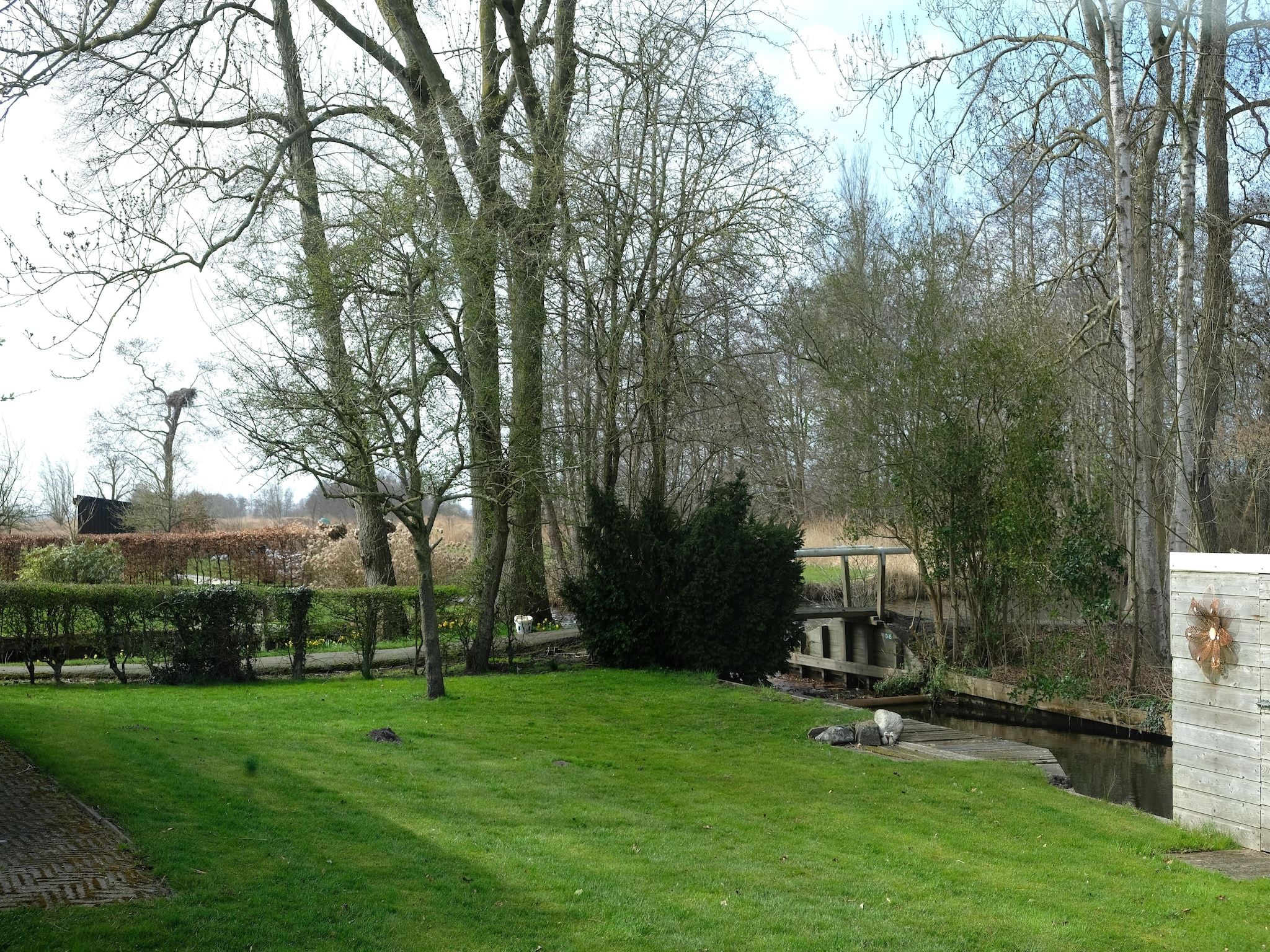 De tuin van Aan de dwarsgracht in Giethoorn