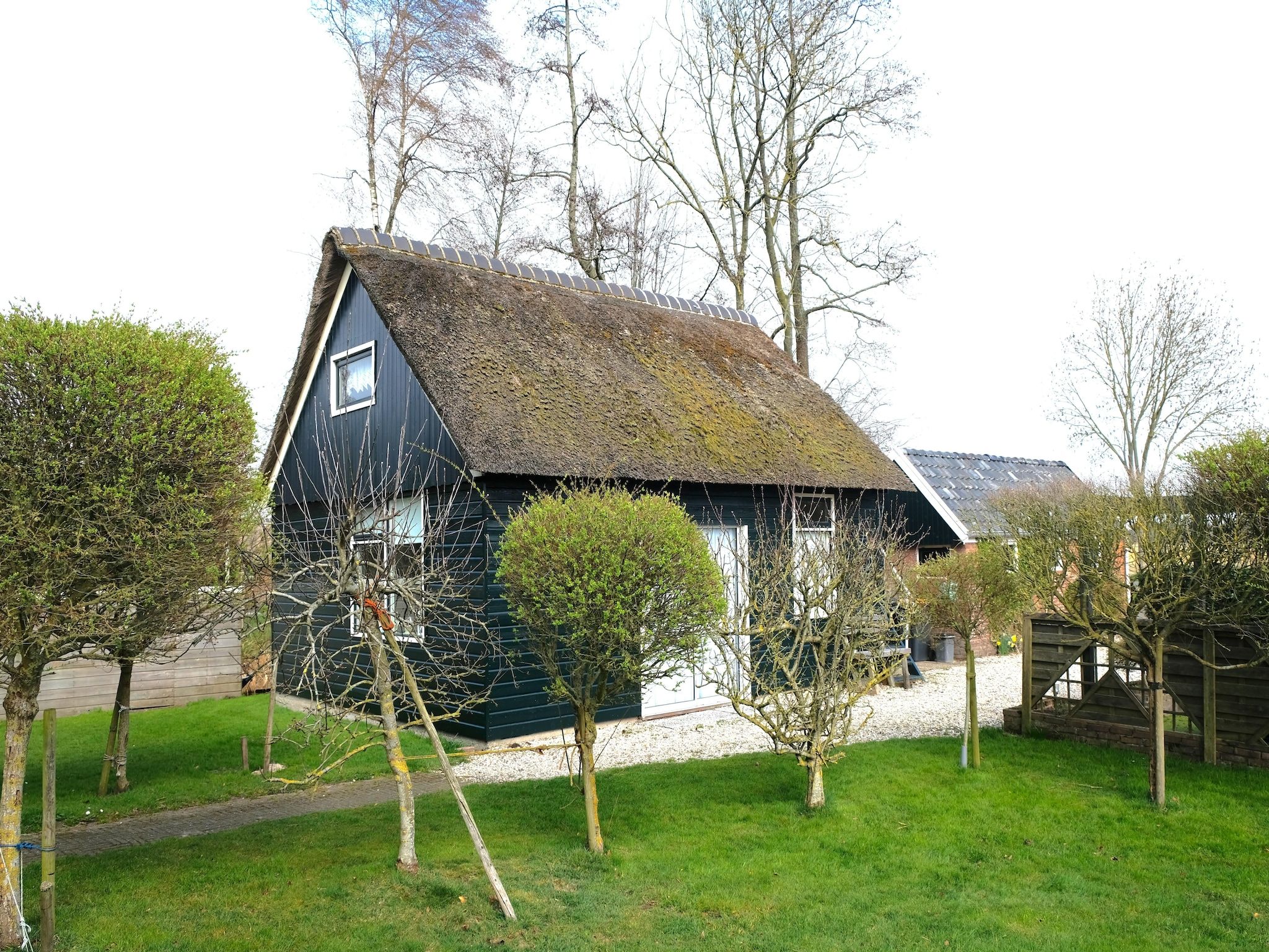 De buitenkant van Aan de dwarsgracht in Giethoorn