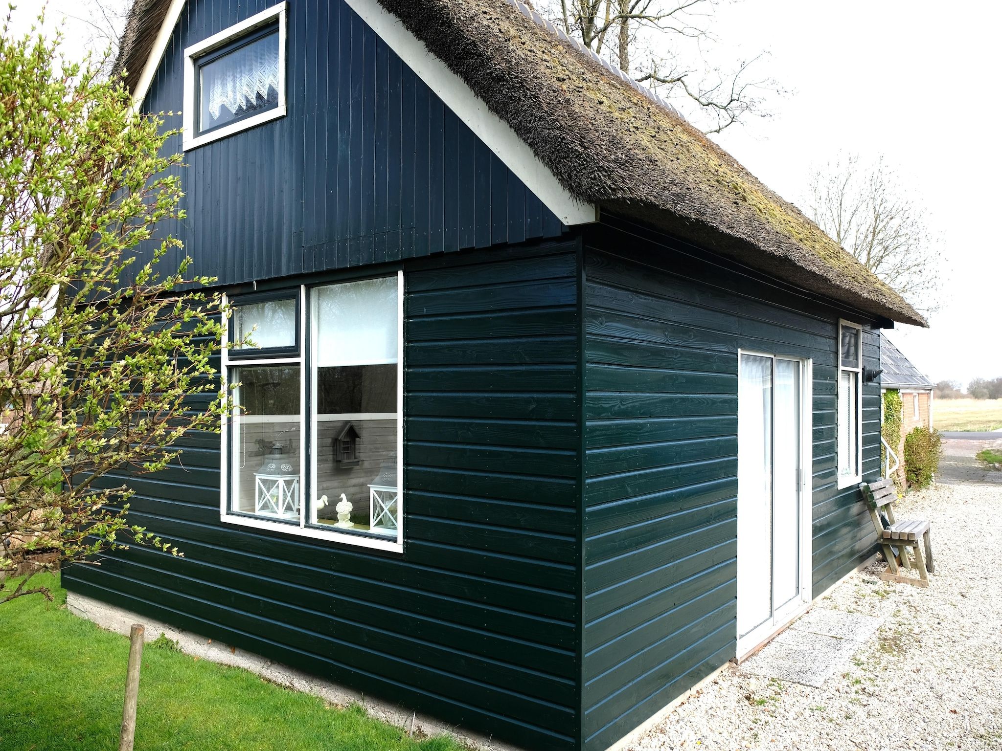 De buitenkant van Aan de dwarsgracht in Giethoorn