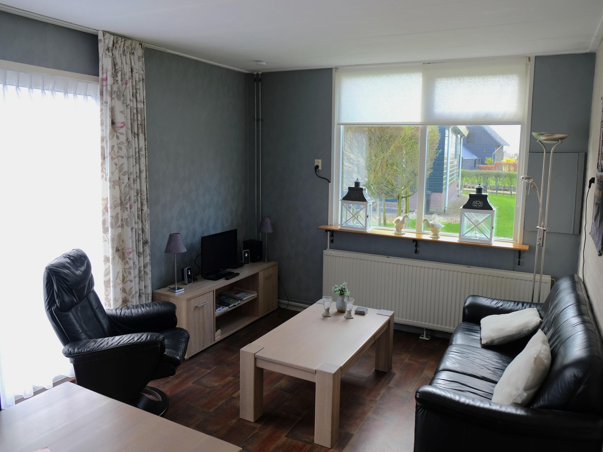 De woonkamer van Aan de dwarsgracht in Giethoorn