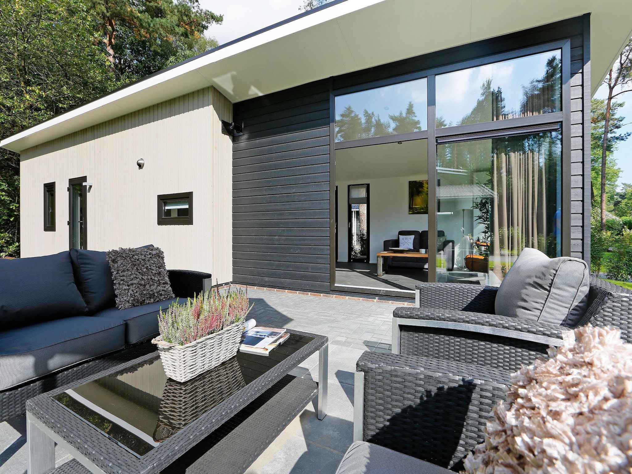 Het terras van Bospark Markelo 3 in Markelo