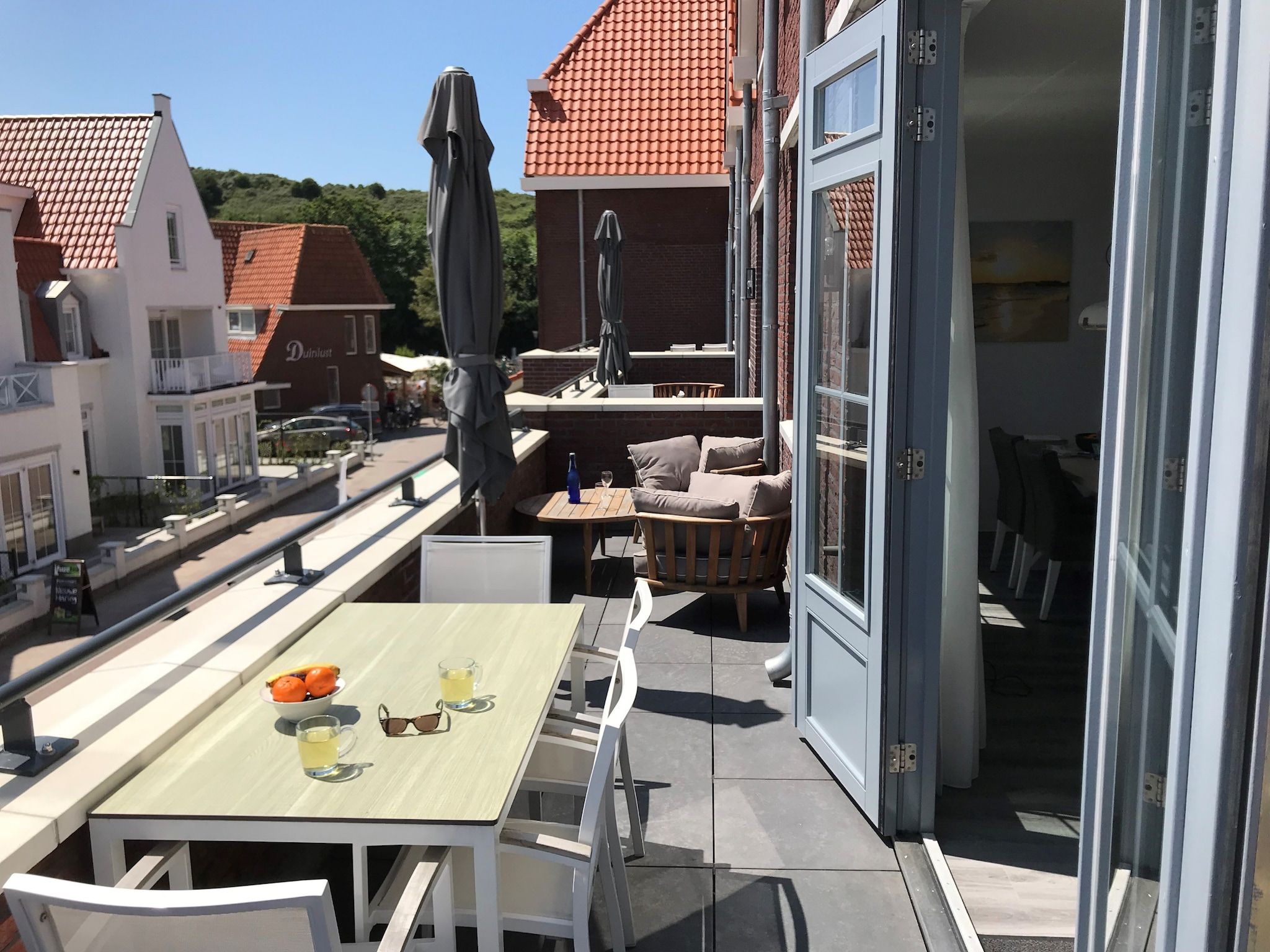Het terras van Noordzee Résidence Dishoek 12 in Koudekerke