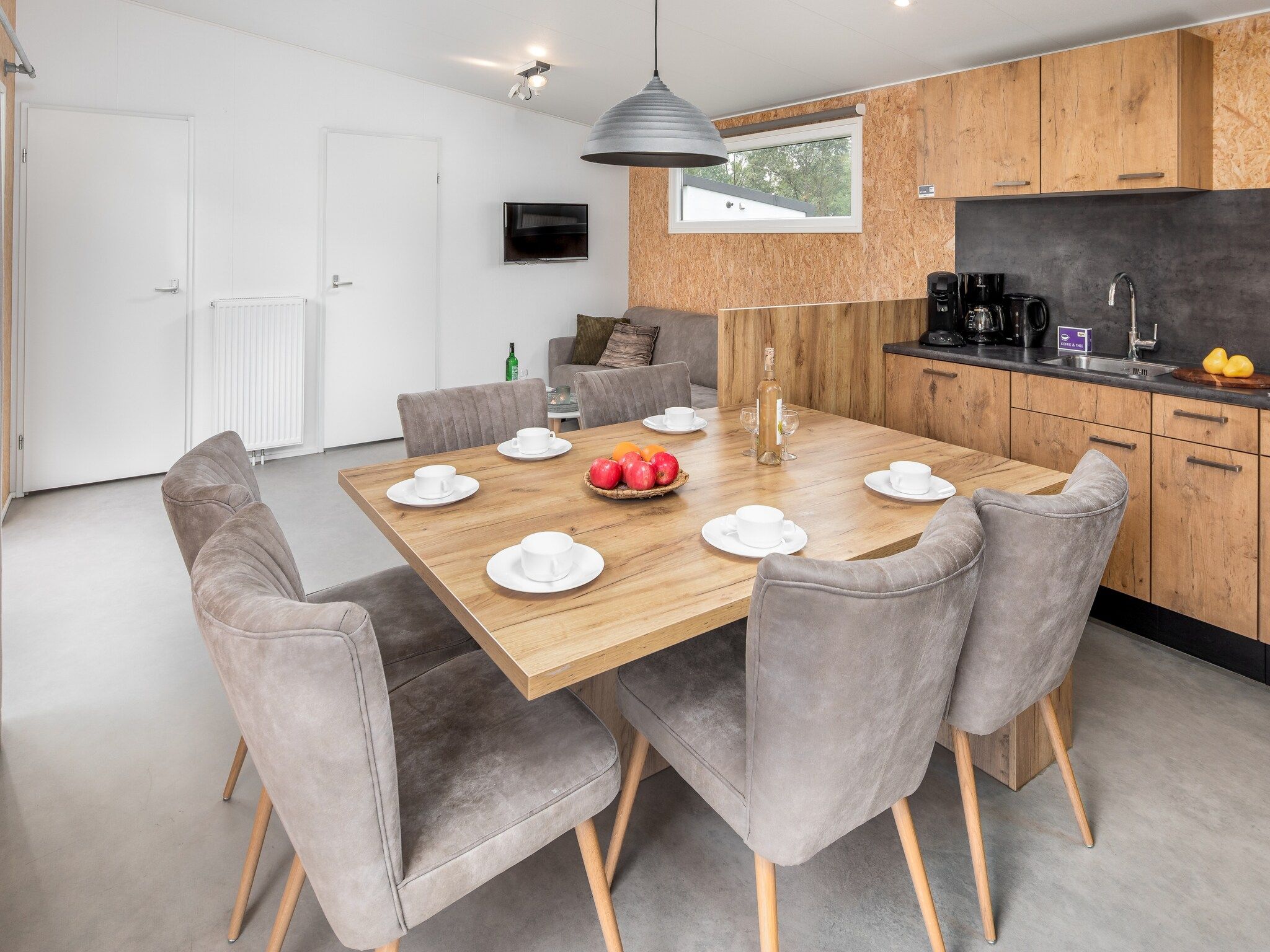 De eetkamer van Vakantiepark Hunzedal 12 in Borger