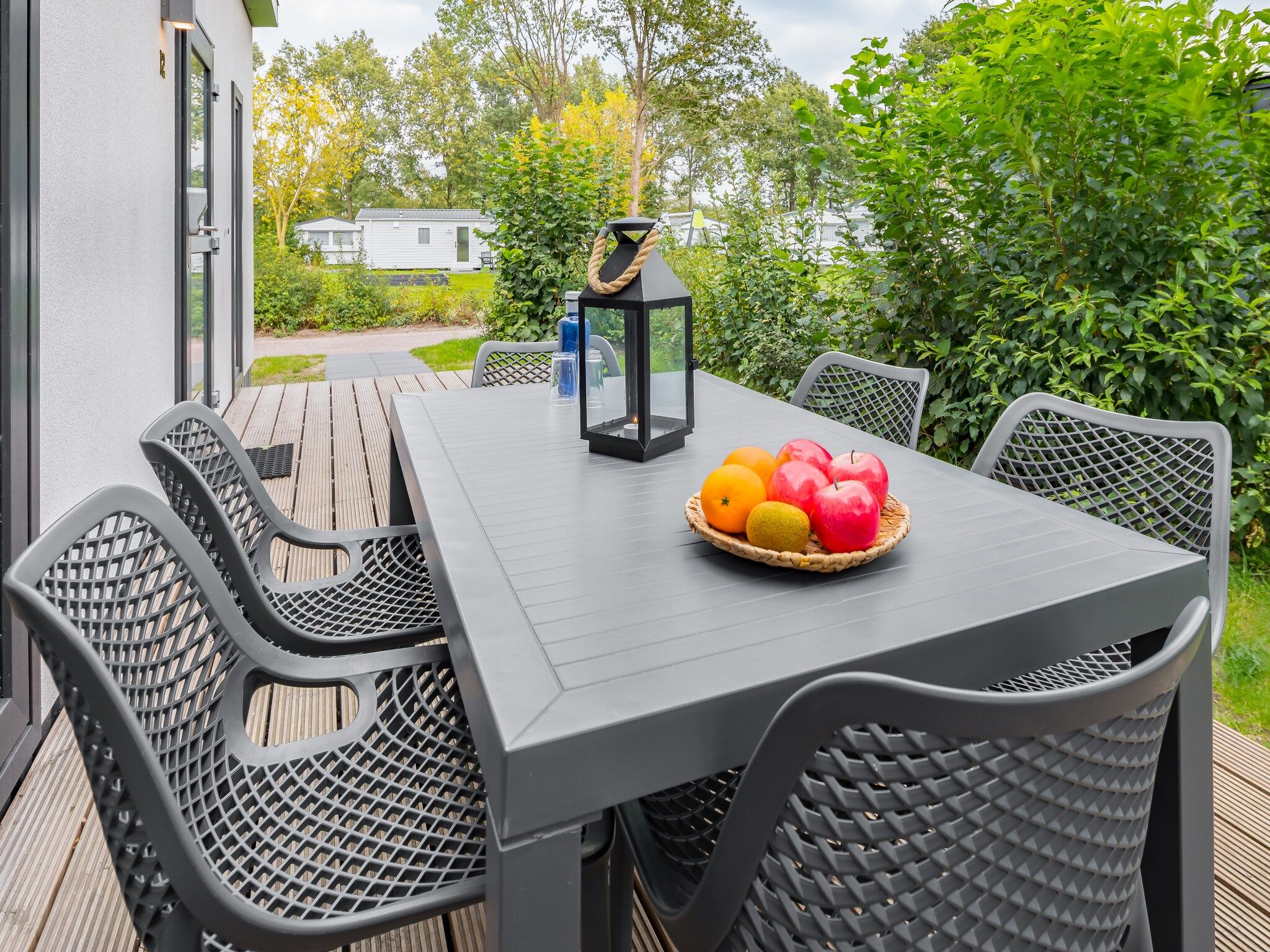 Het terras van Vakantiepark Hunzedal 12 in Borger