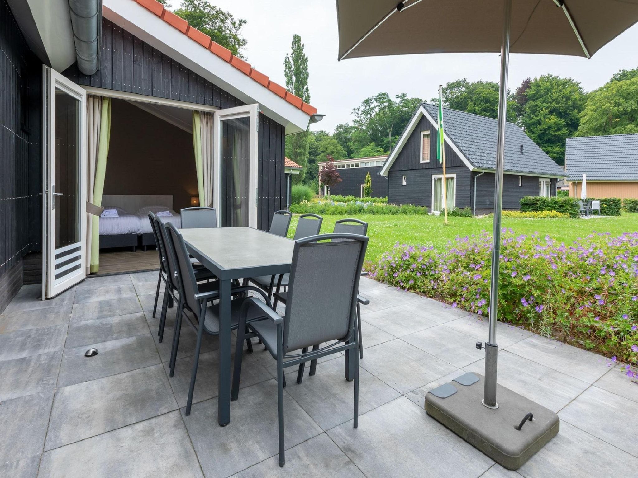 Het terras van Villapark Ehzerburg 2 in Almen