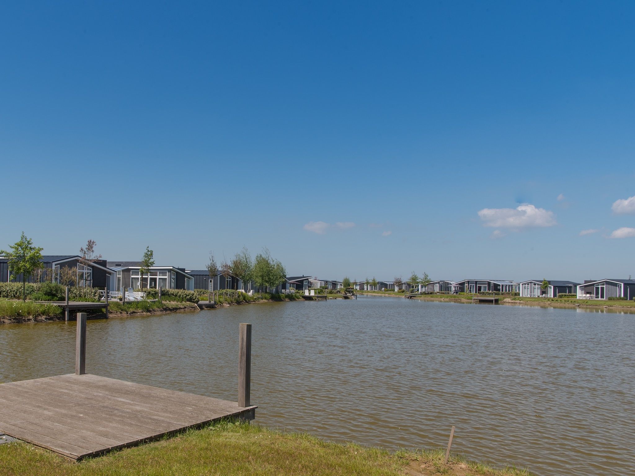 Het terras van Water Resort Oosterschelde 13 in Wemeldinge