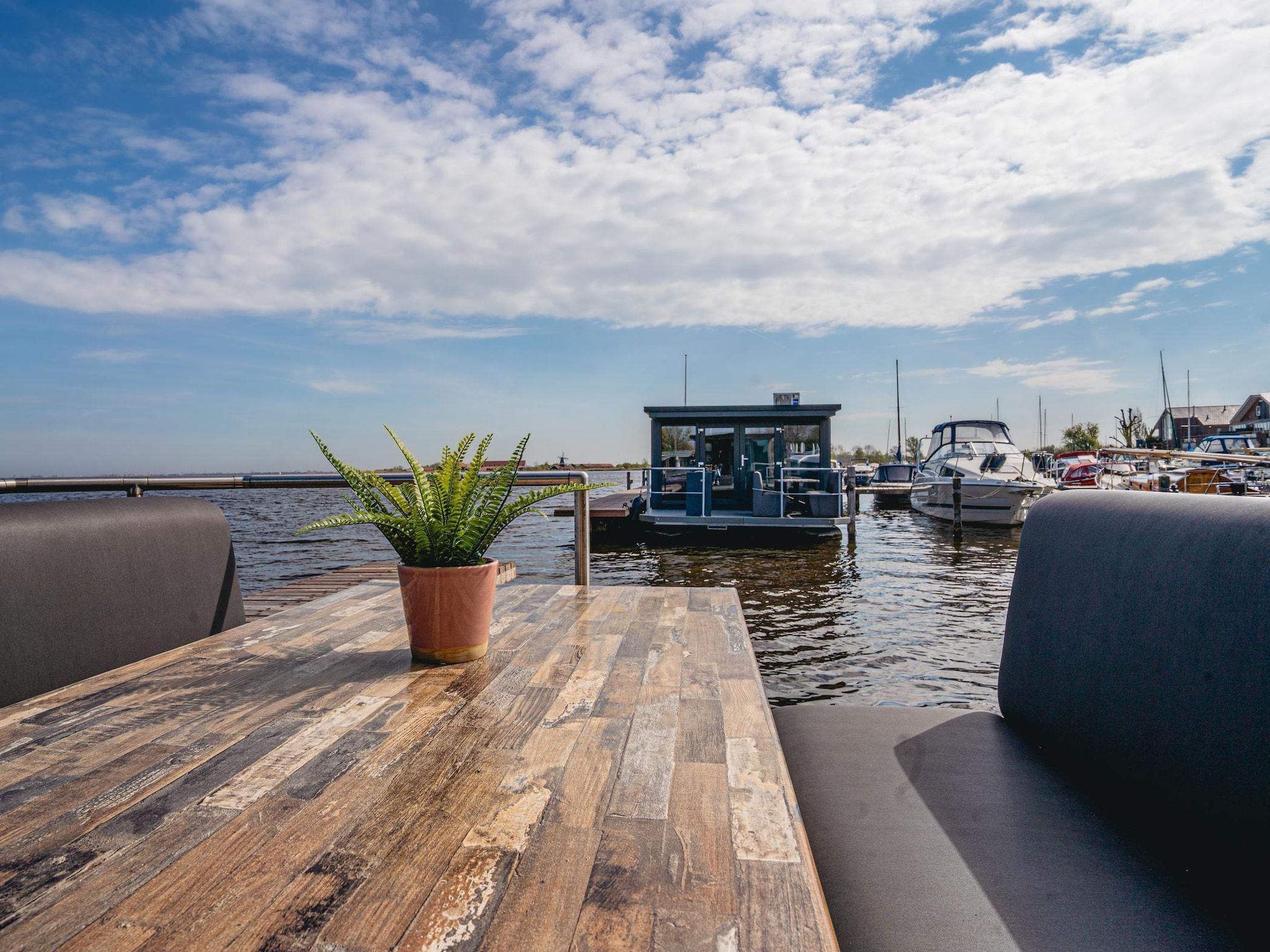 Het terras van Waterpark de Meerparel 9 in Uitgeest