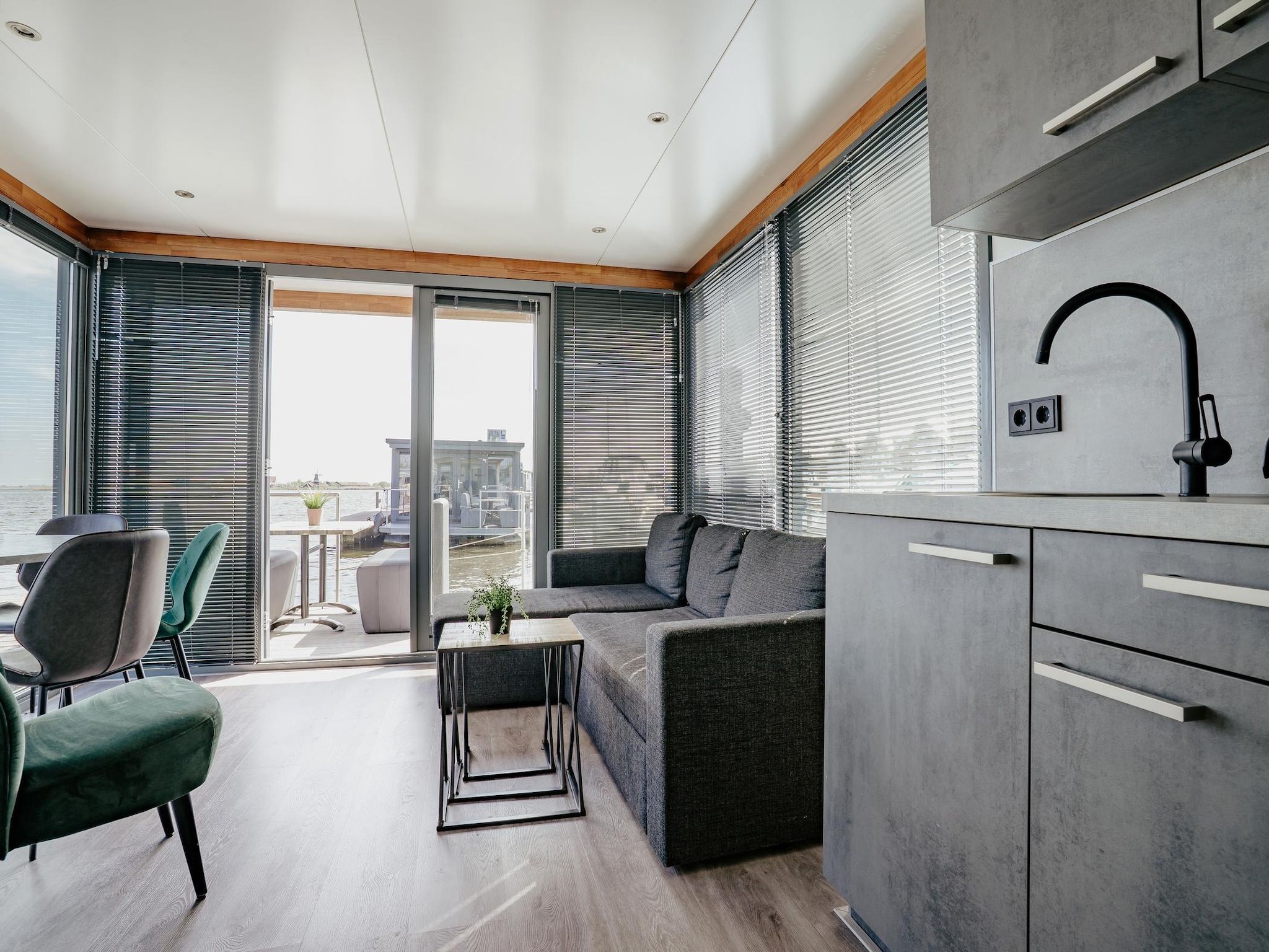 De woonkamer van Waterpark de Meerparel 9 in Uitgeest