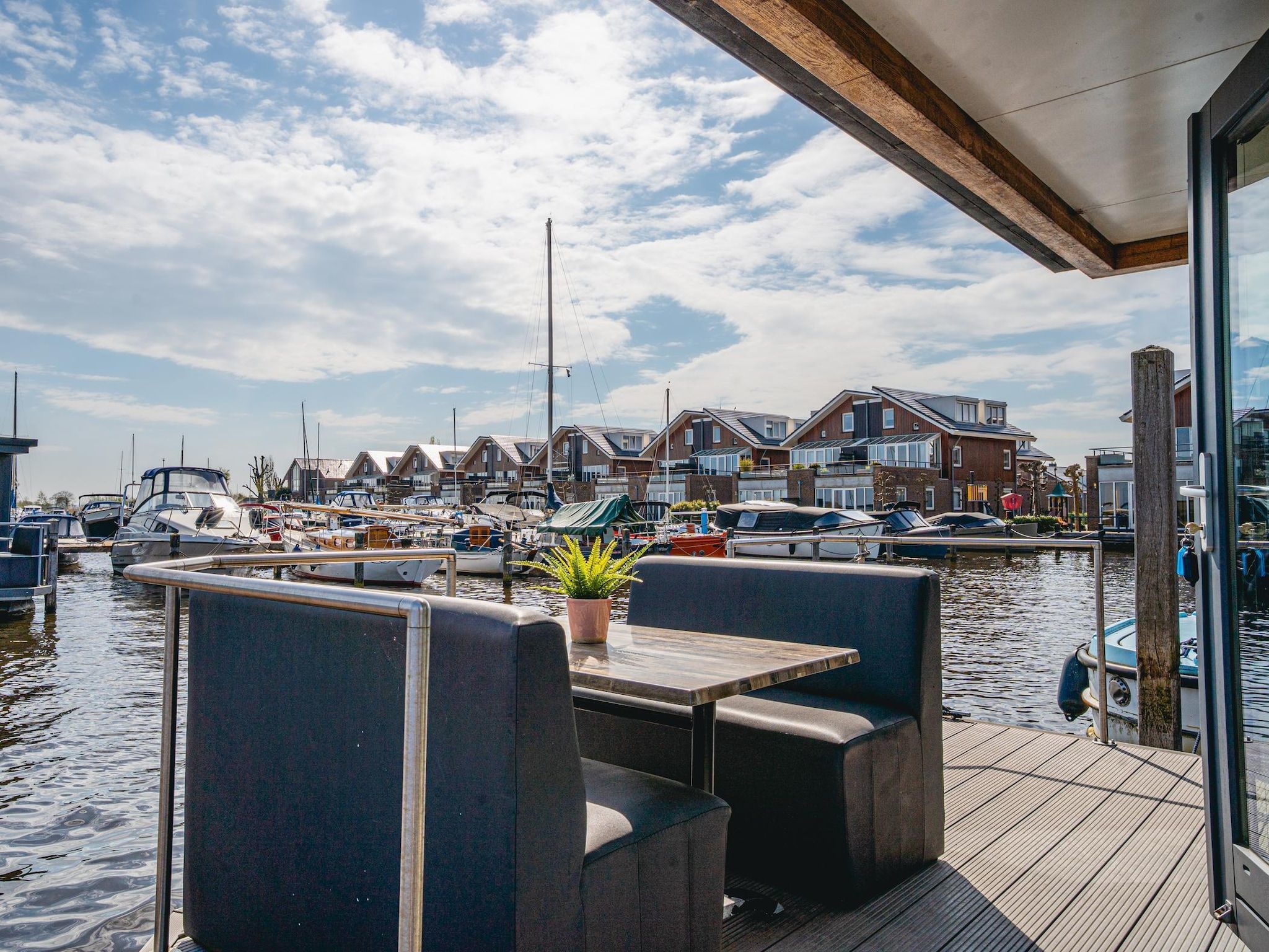 Het terras van Waterpark de Meerparel 9 in Uitgeest