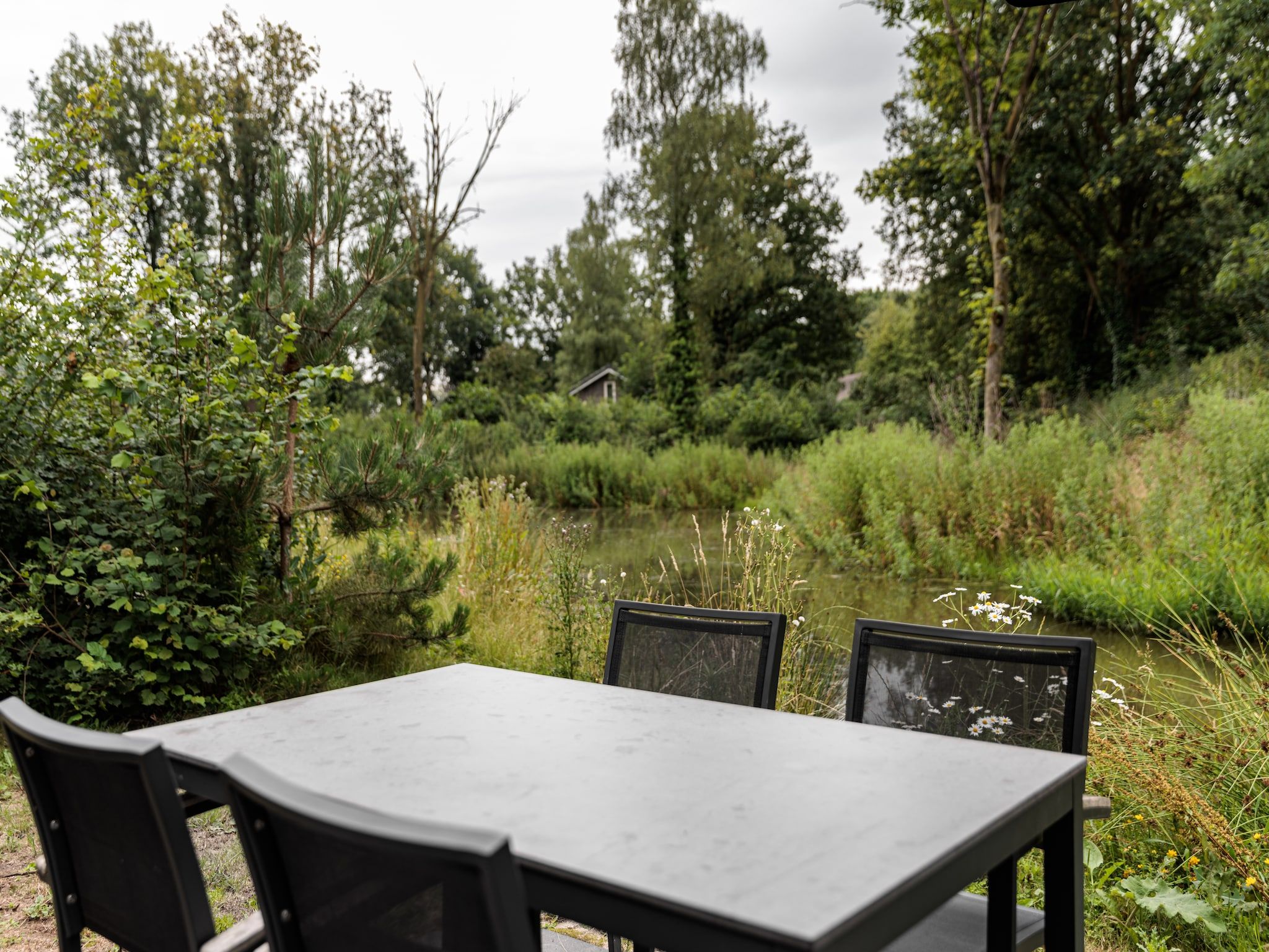 Het terras van Vakantiepark Schaijk 3 in Schaijk