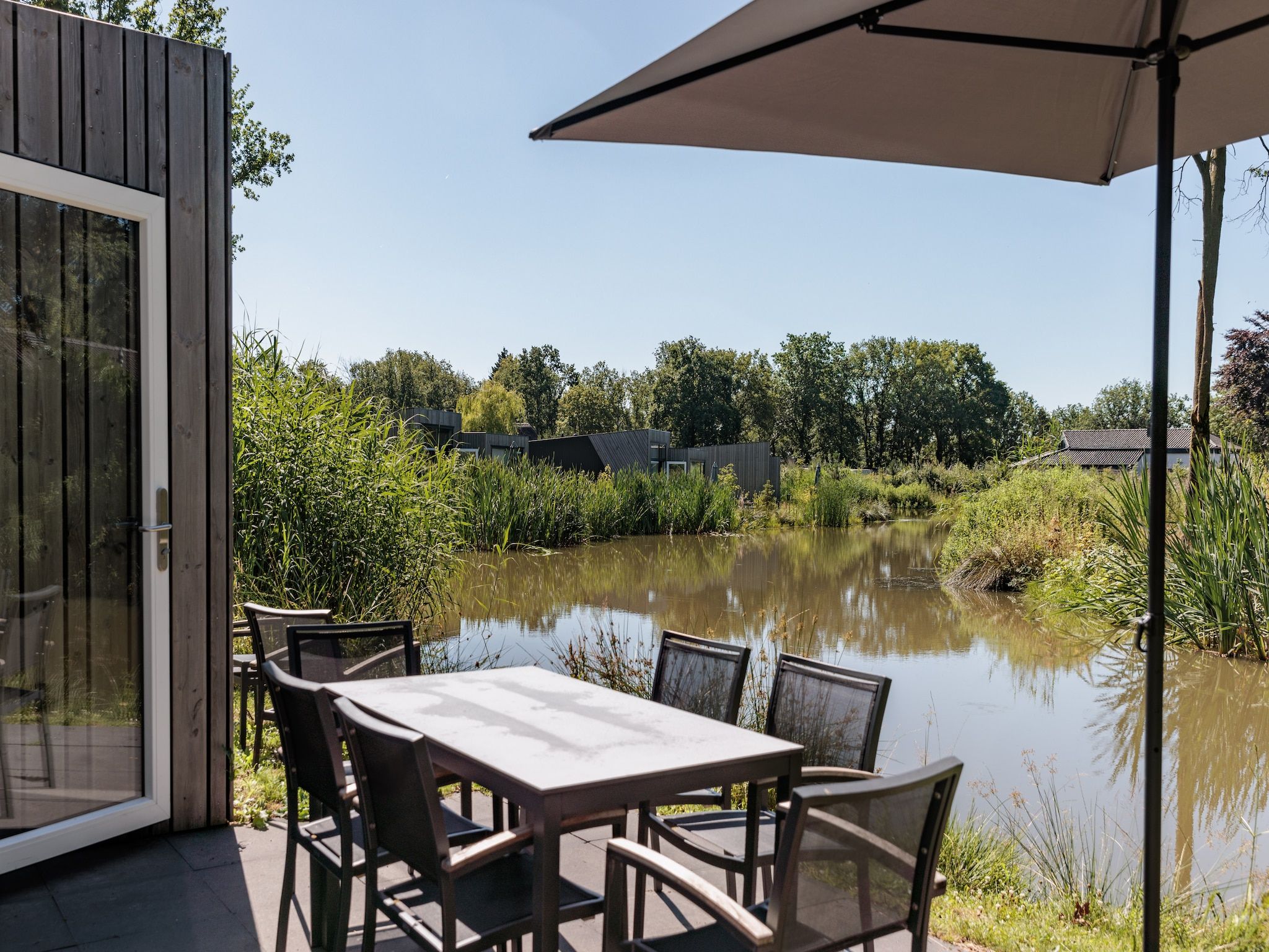 Het terras van Vakantiepark Schaijk 4 in Schaijk