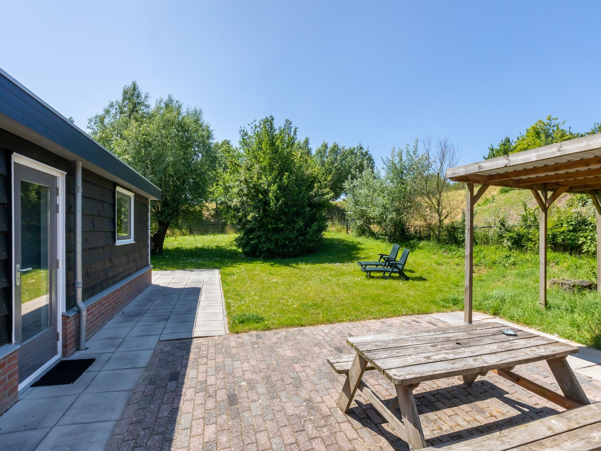 Het terras van Inlaag 20 in Wolphaartsdijk